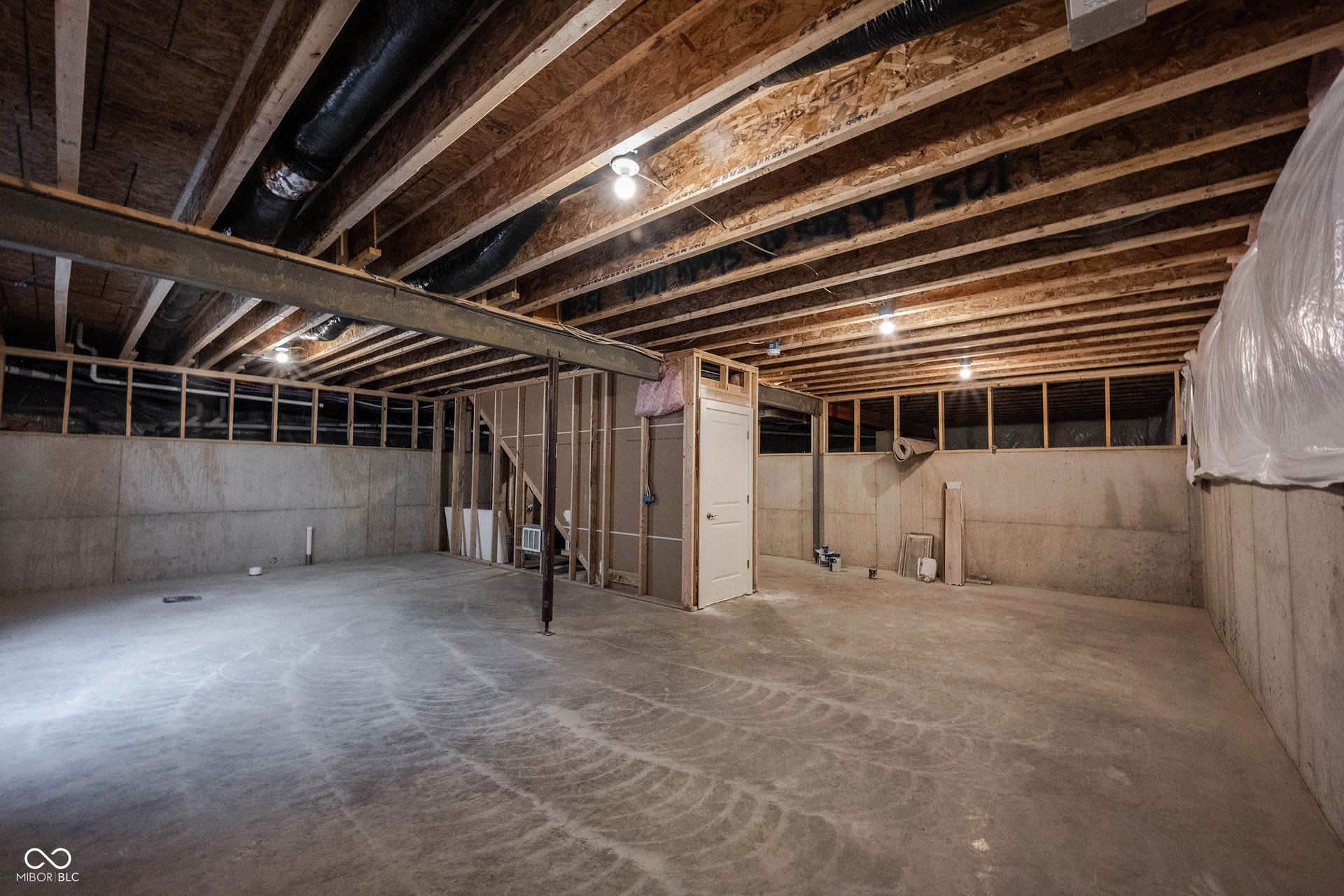 Unfinished basement area - 9ft ceilings, plumbed for a full bath