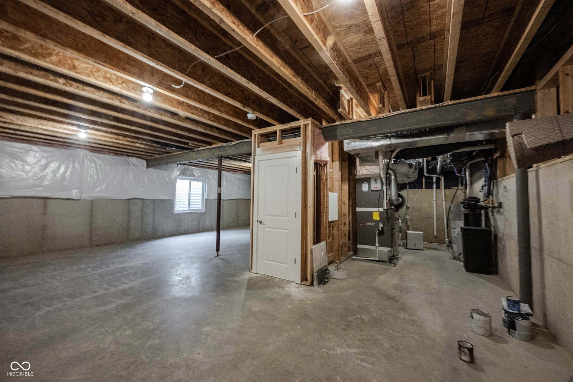 Unfinished basement area - 9ft ceilings, plumbed for a full bath