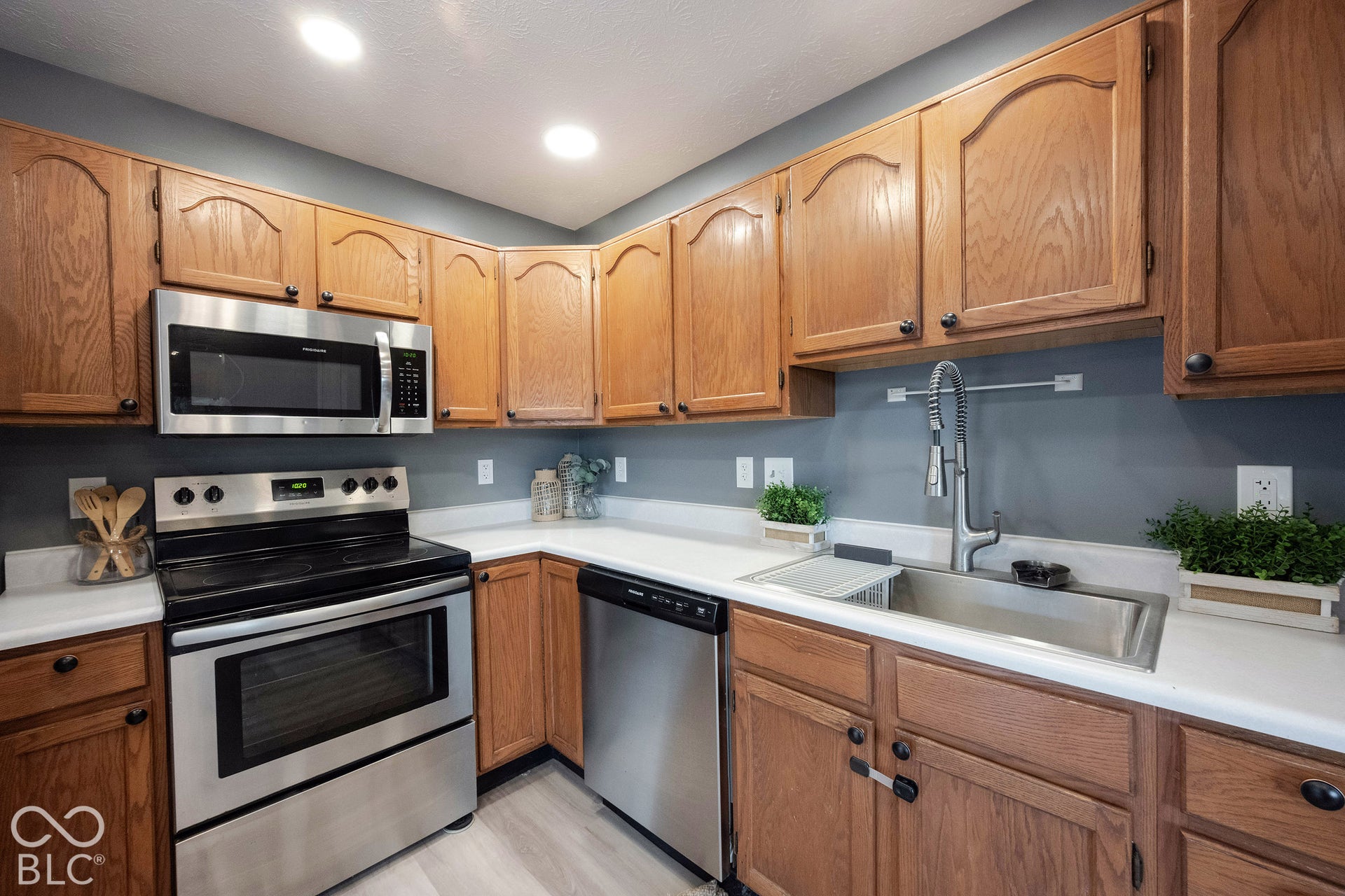 So much cabinet space in this kitchen!