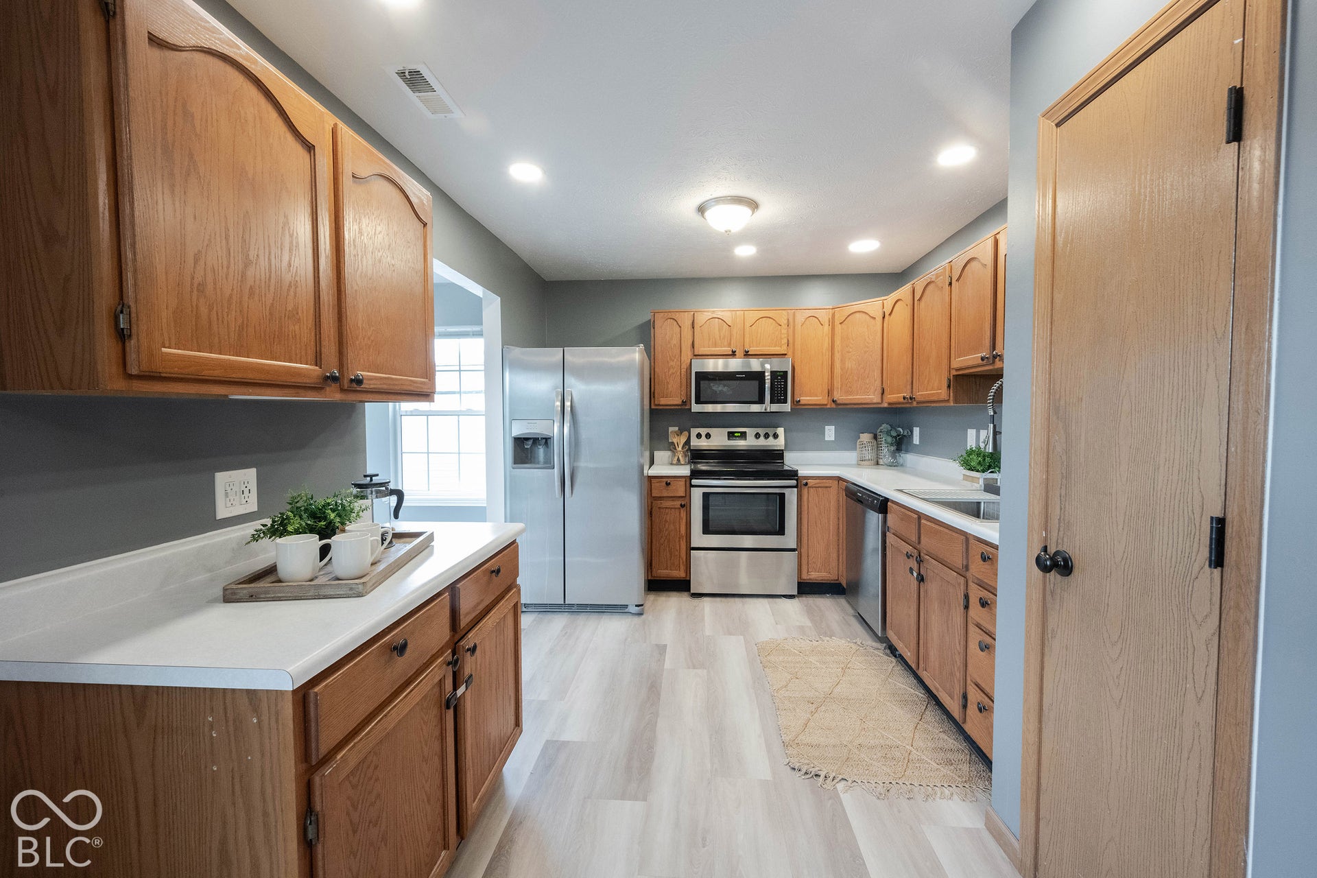 The dining area opens directly to the kitchen!