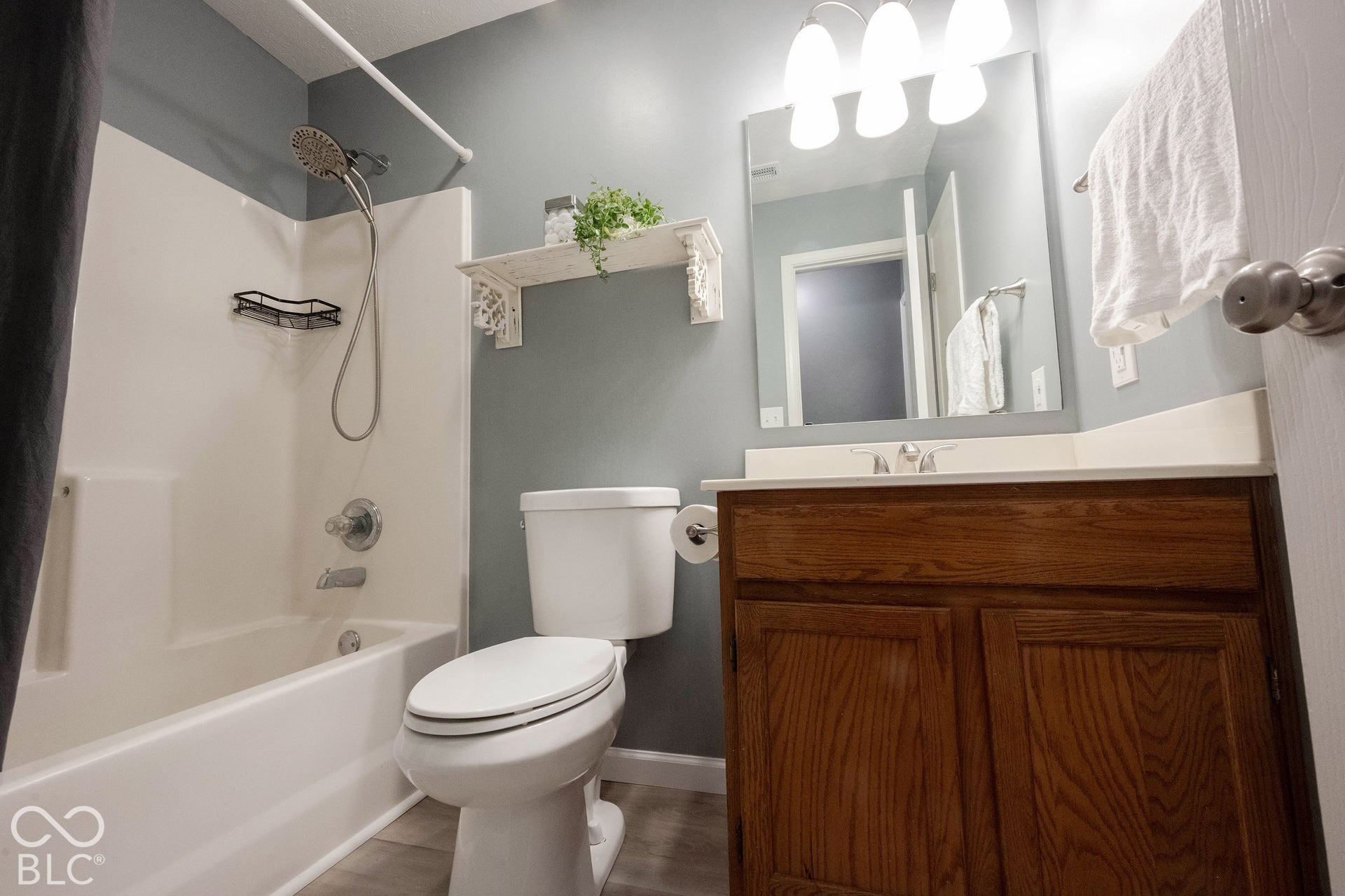 A full bathroom provides convenience.