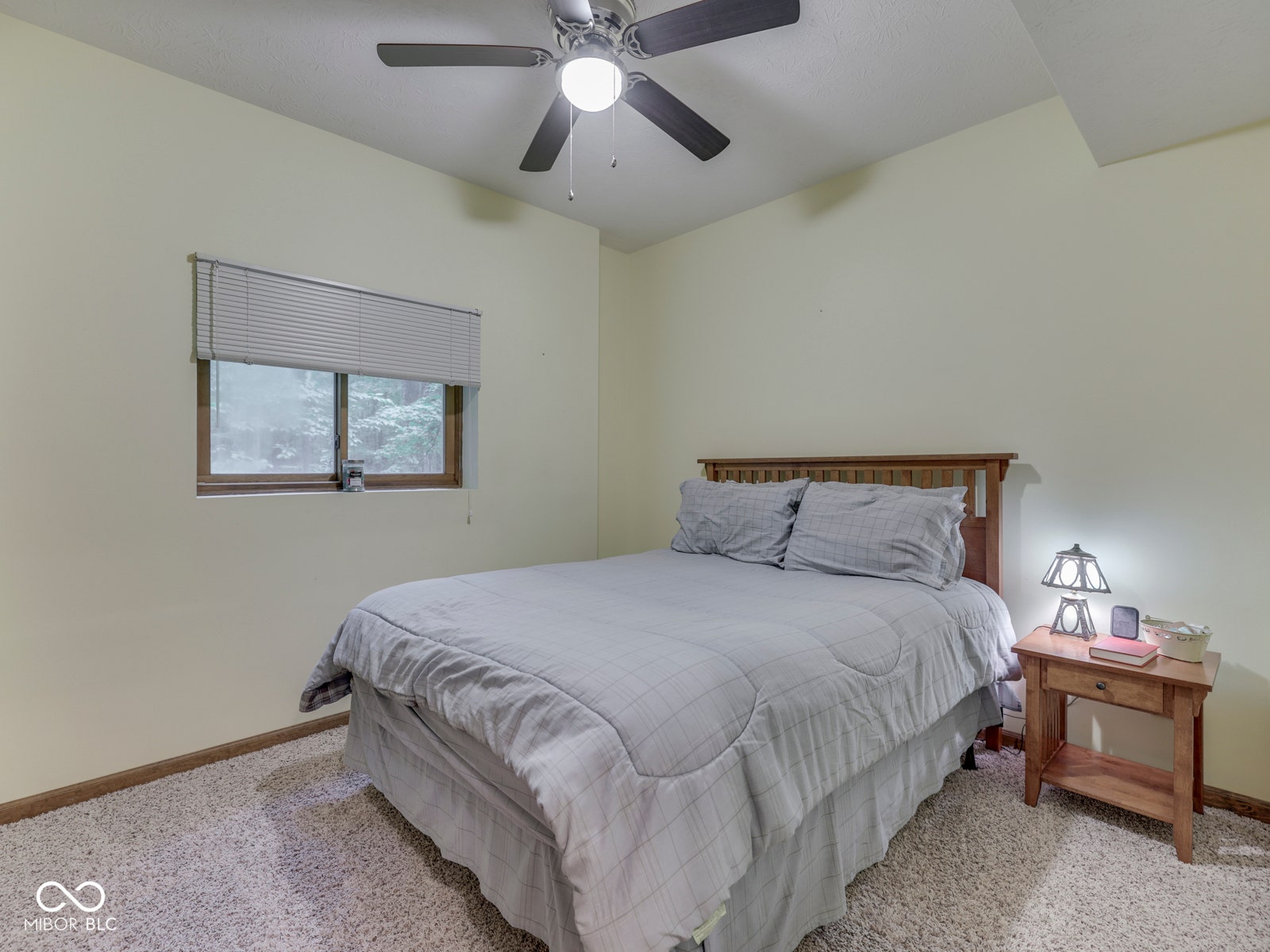 Ceiling fan with integrated lighting