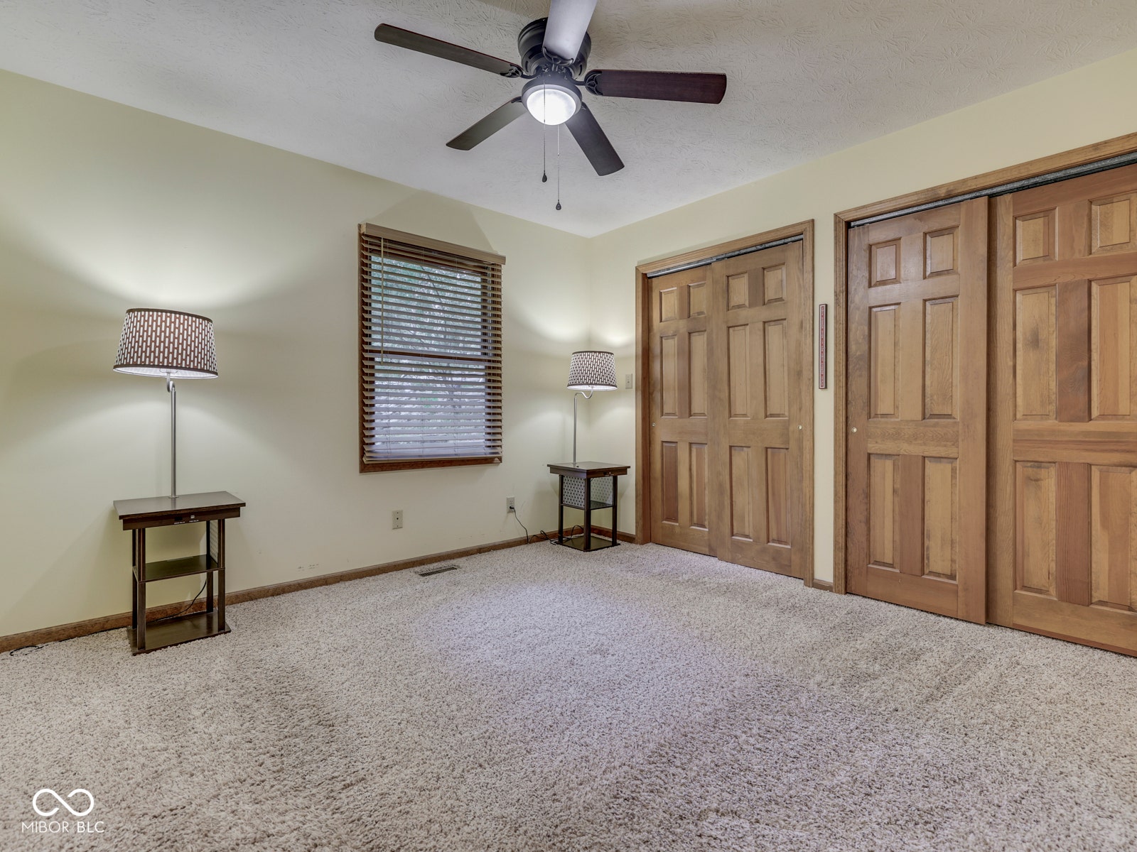 Ceiling fan with integrated lighting