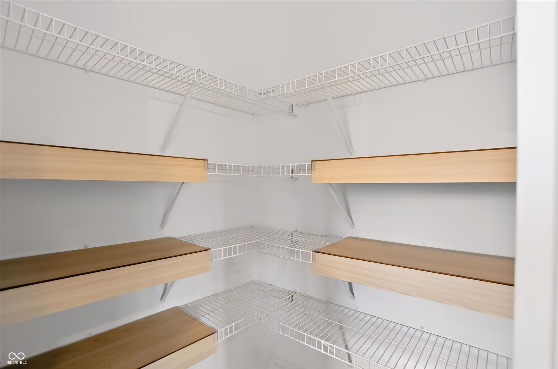 2536 Autumn Road, Indianapolis, IN 46229 Built-in wire shelving system with wood-finish shelving accents