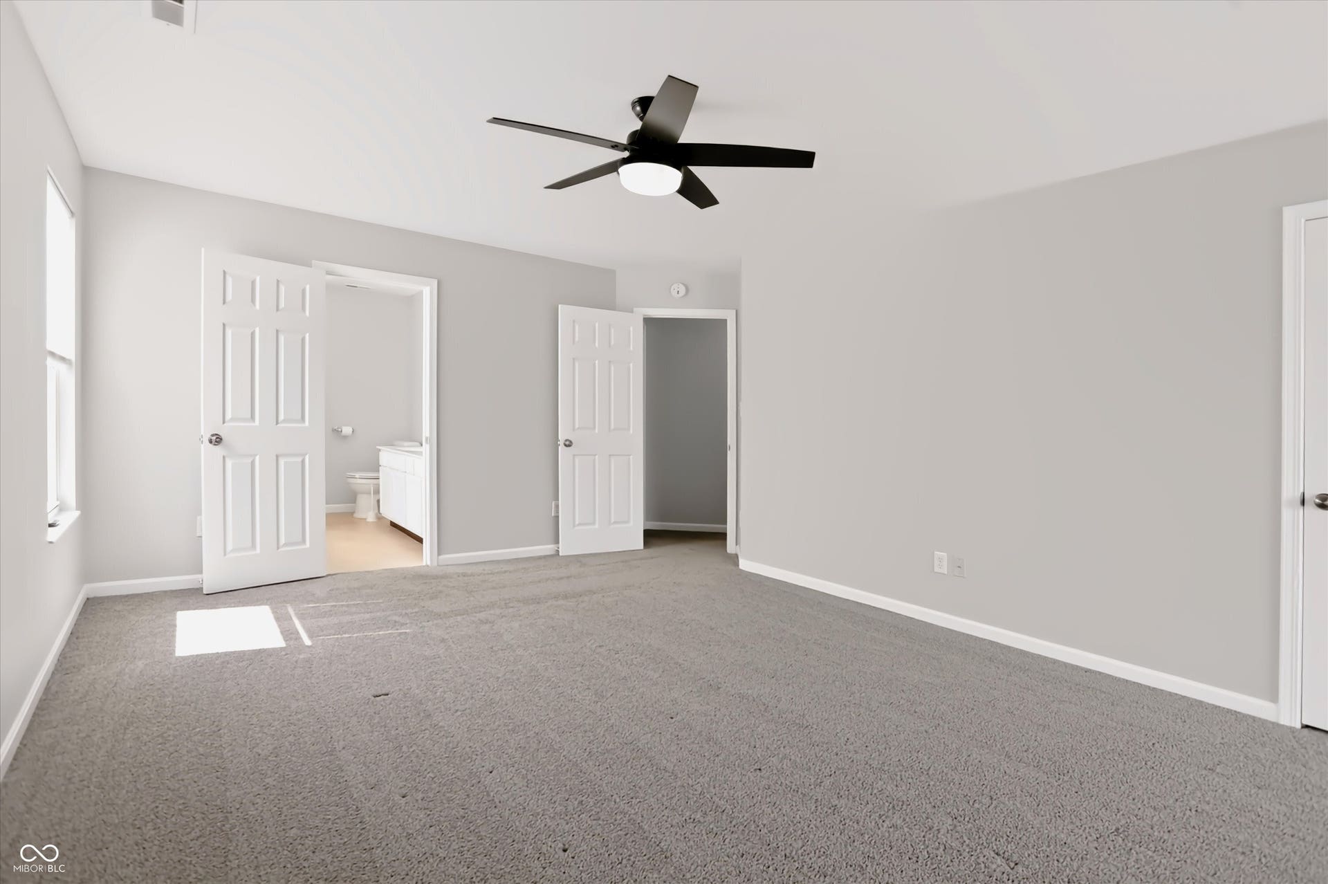 2536 Autumn Road, Indianapolis, IN 46229 Expansive carpeted room with light gray walls