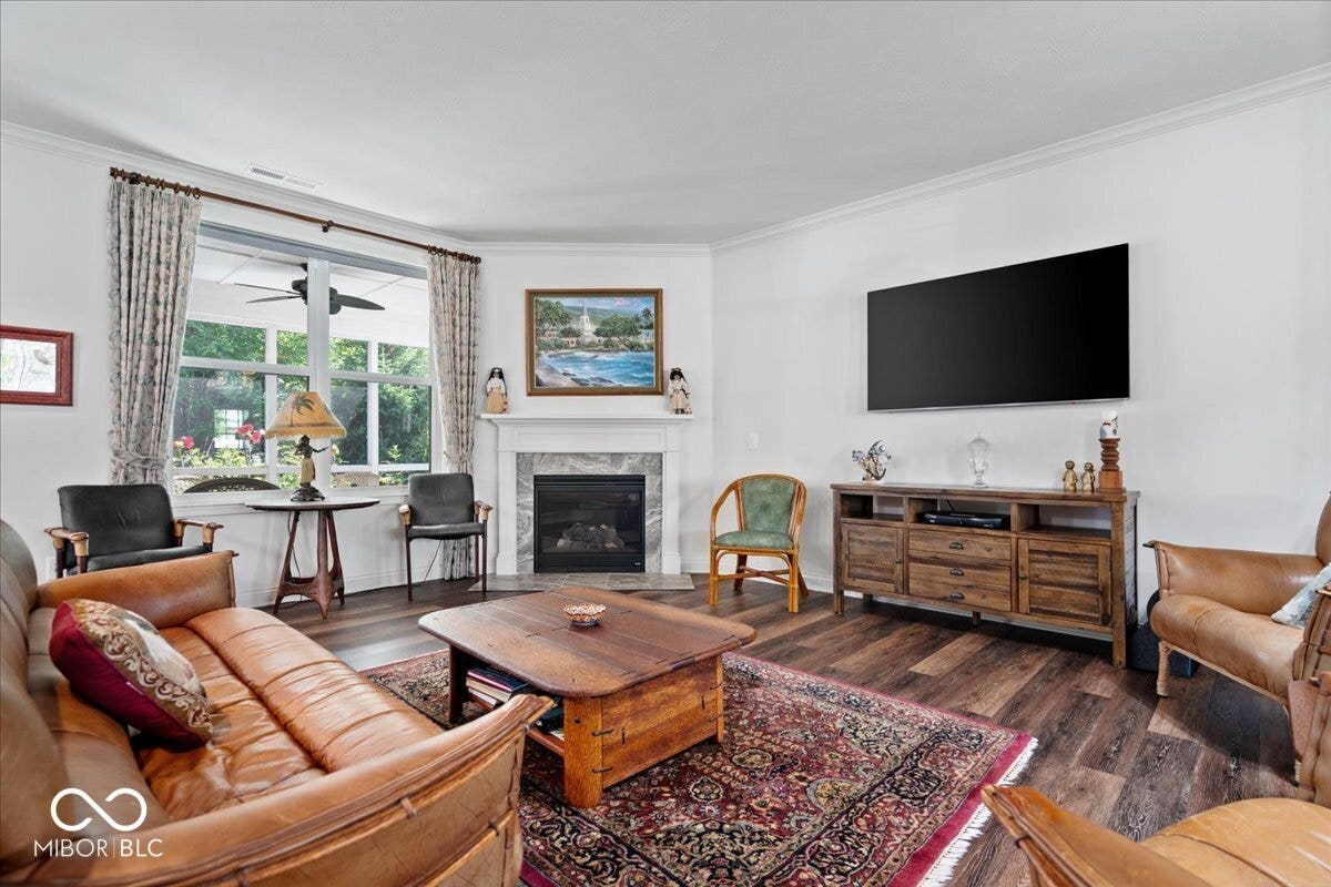 The gas fireplace in the living room is perfect for a cosy atmosphere in the cooler months.