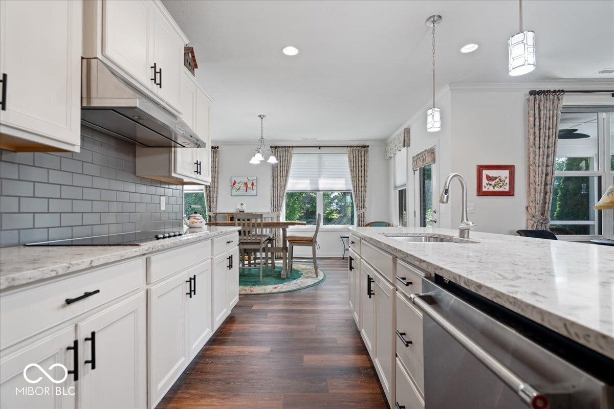 Upgraded cabinets, backsplash and quartz counter tops