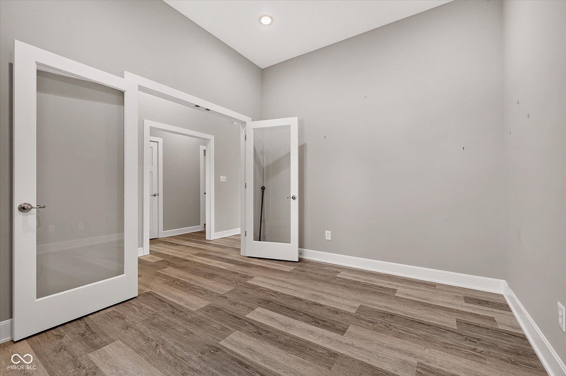 Wood-finish flooring with neutral wall tones