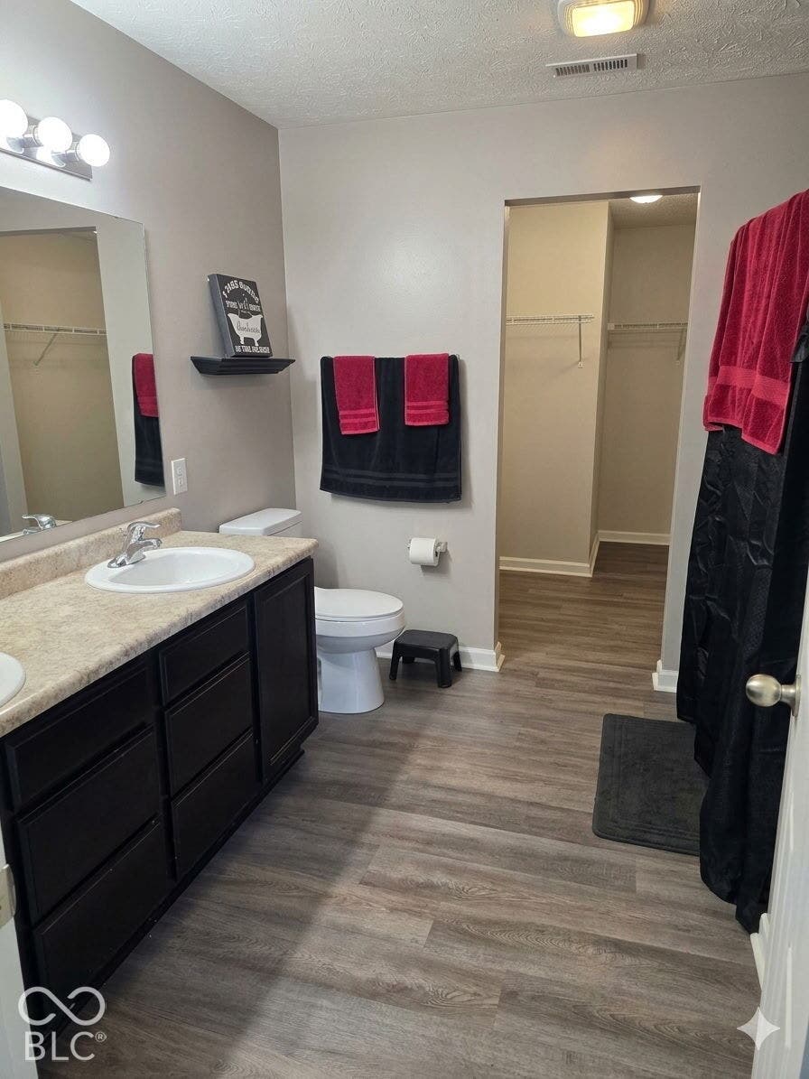 Dual-sink with garden shower tub combo and walk in closet