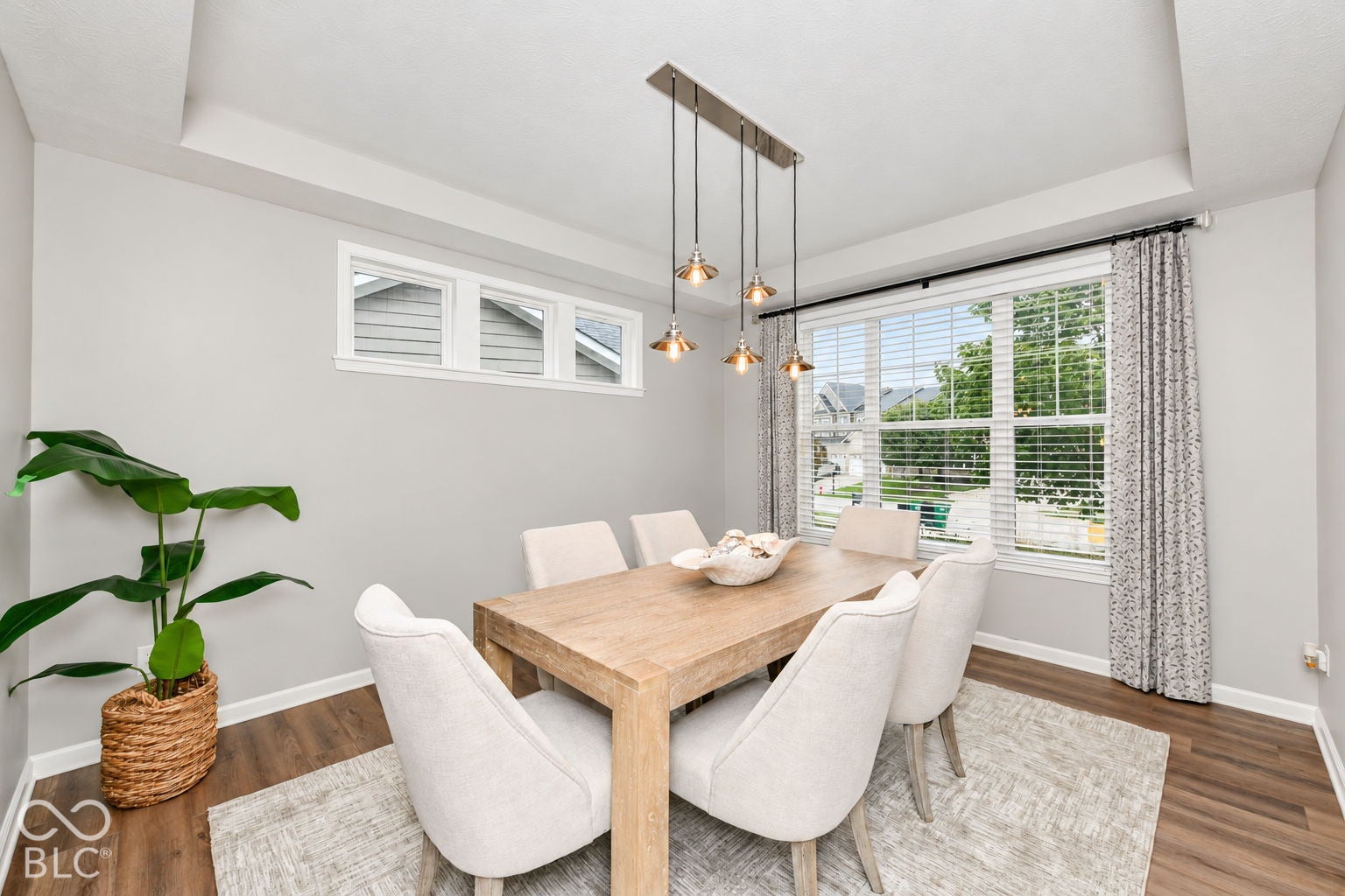 Tray ceiling with recessed lighting