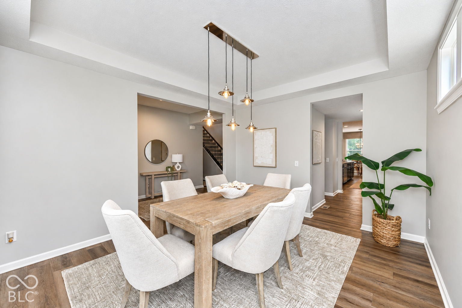 Tray ceiling with recessed lighting