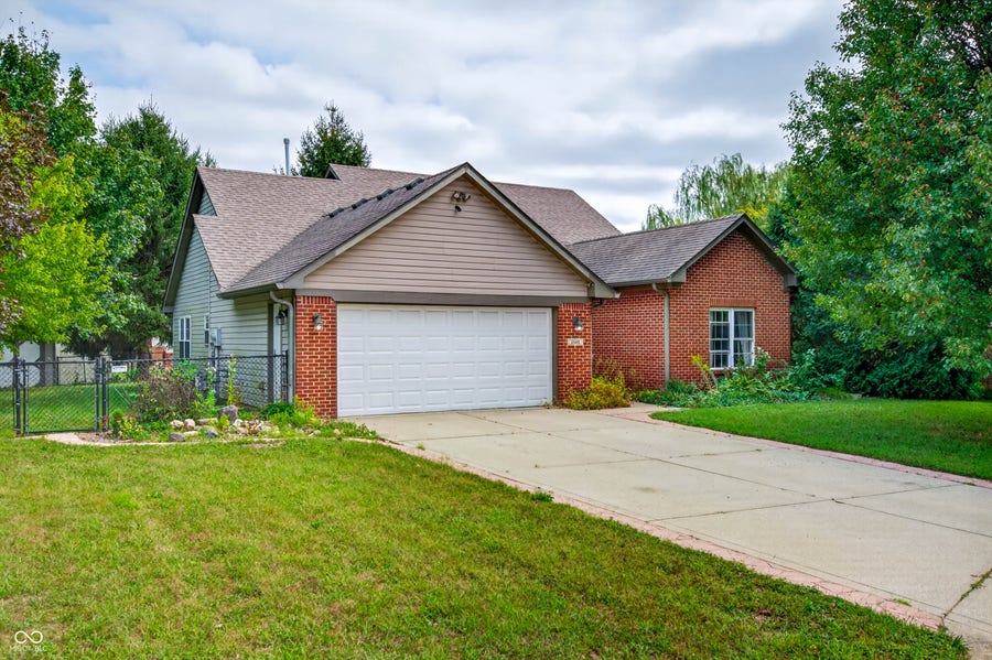 Property photo for 1545 Black Oak Court, Franklin, IN