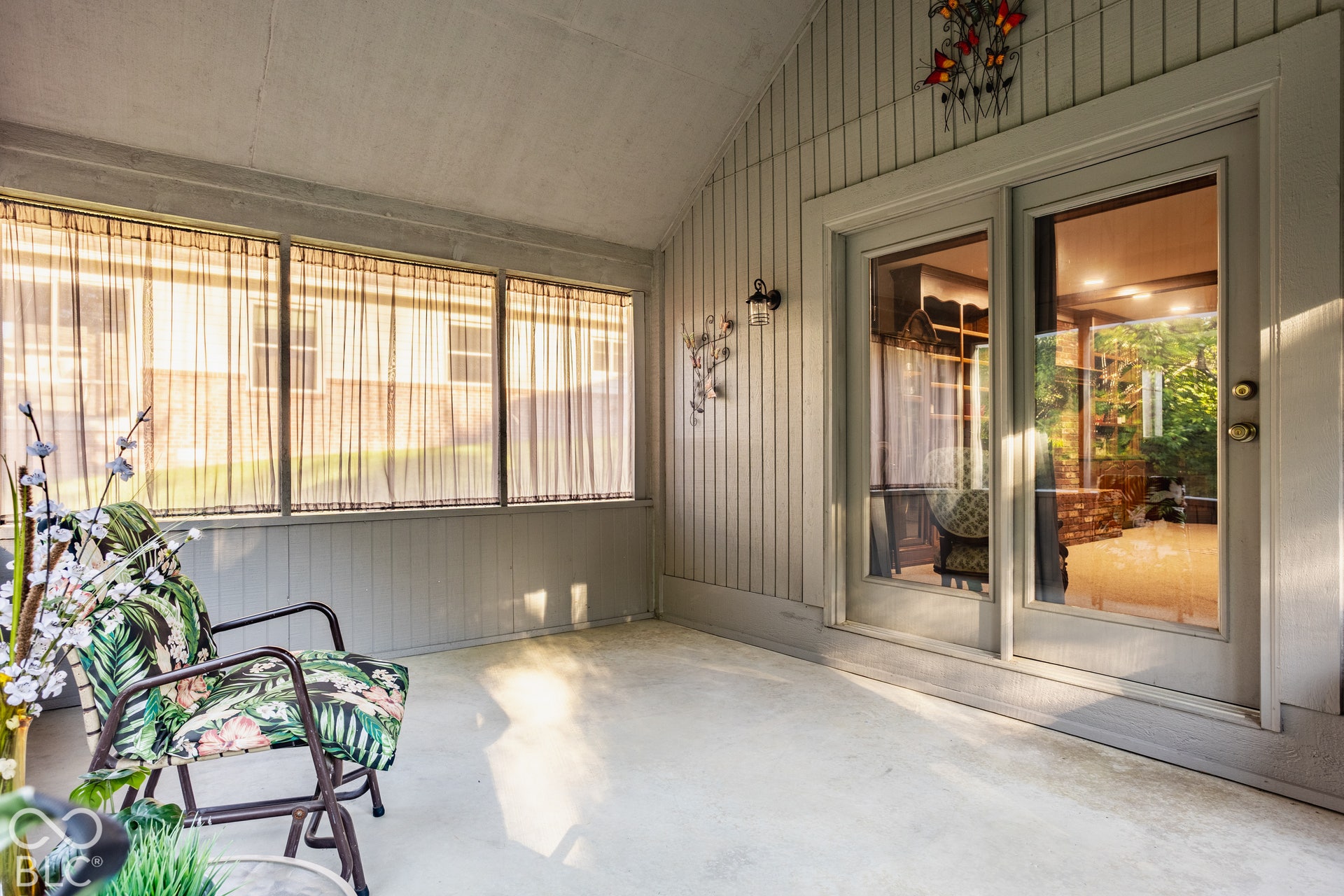 Screened-in porch featuring a vaulted ceiling sliding doors leading to basement apartment.