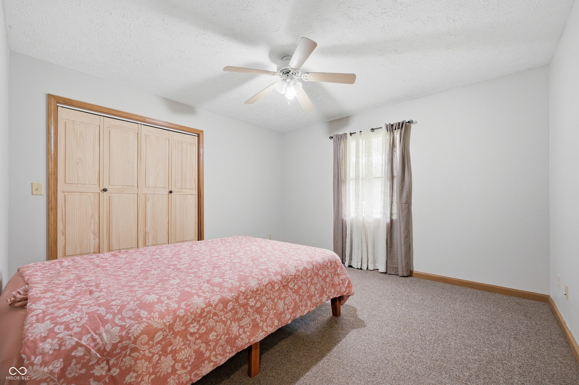 Neutral wall finishes, recessed window, ceiling fan, and carpeted flooring
