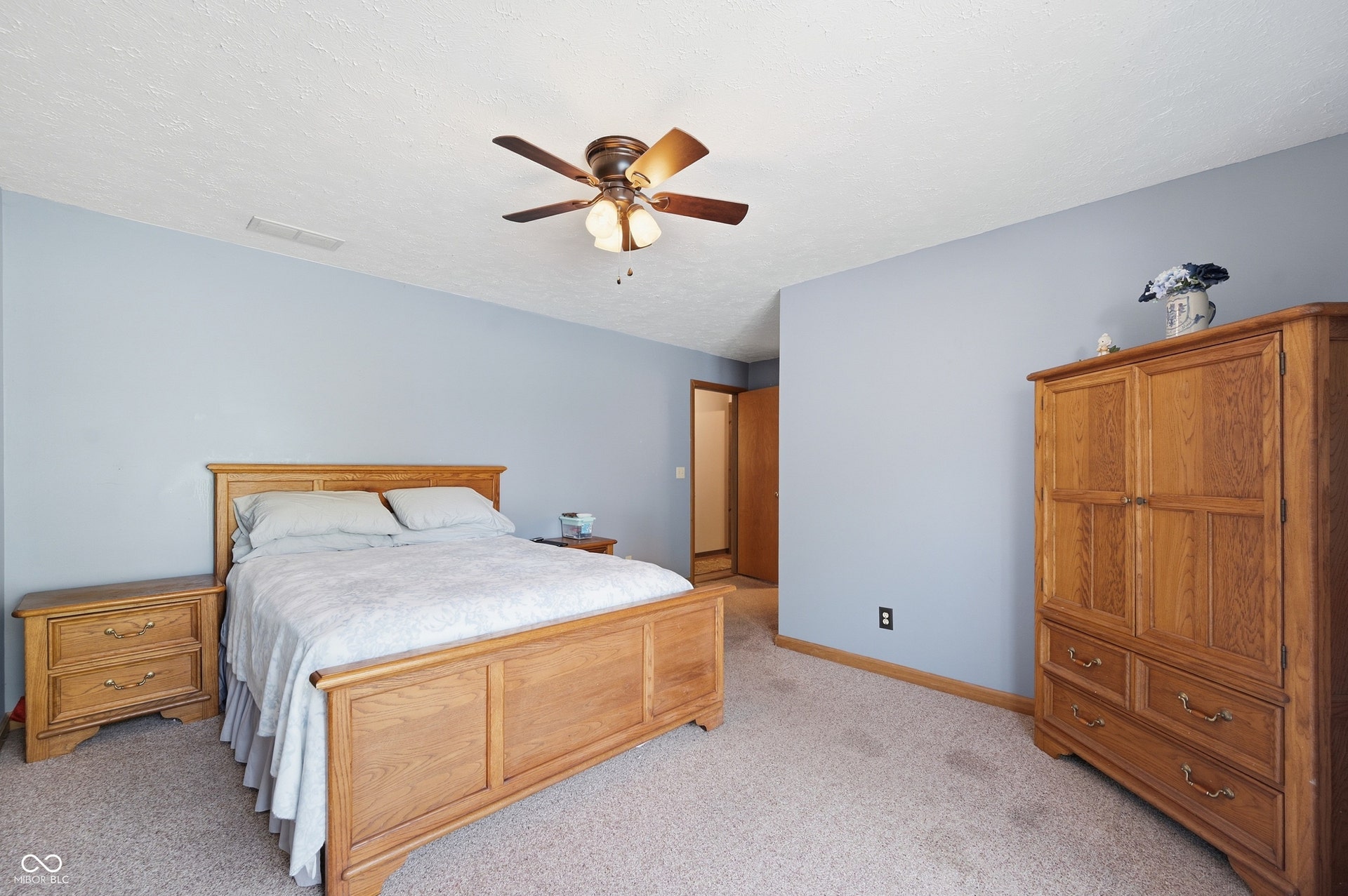 Ceiling fan with integrated lighting