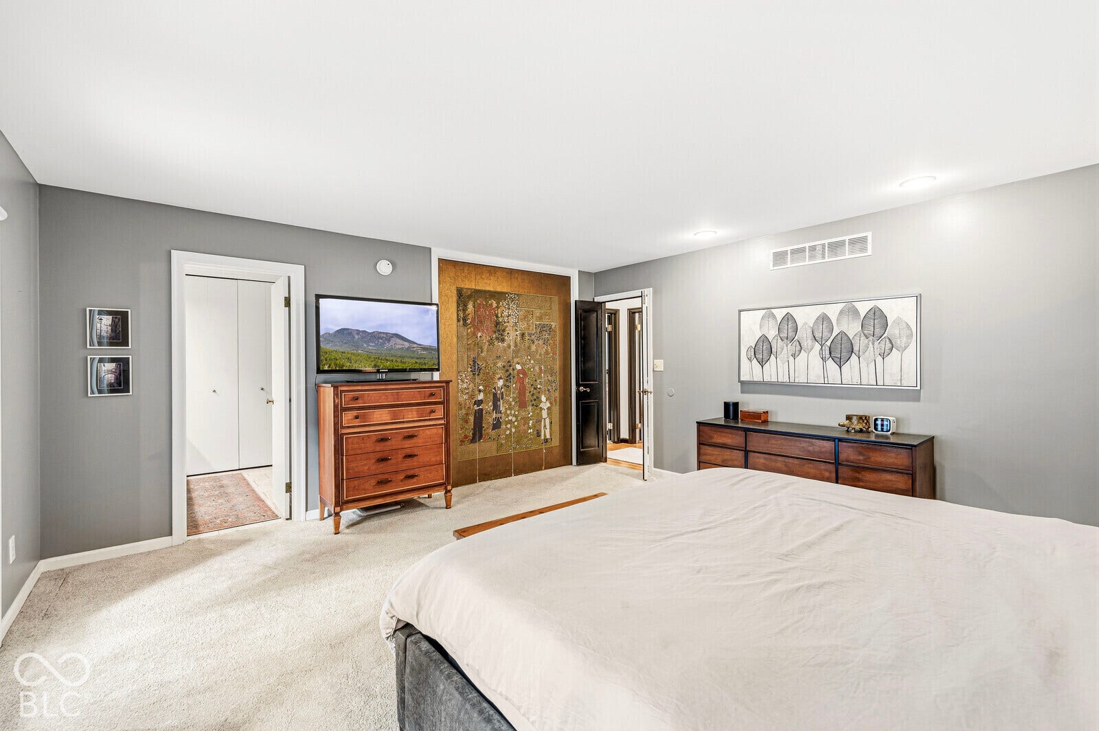 7622 Silverpine Court, Indianapolis, IN 46250 Primary suite has multiple closets and a private courtyard.