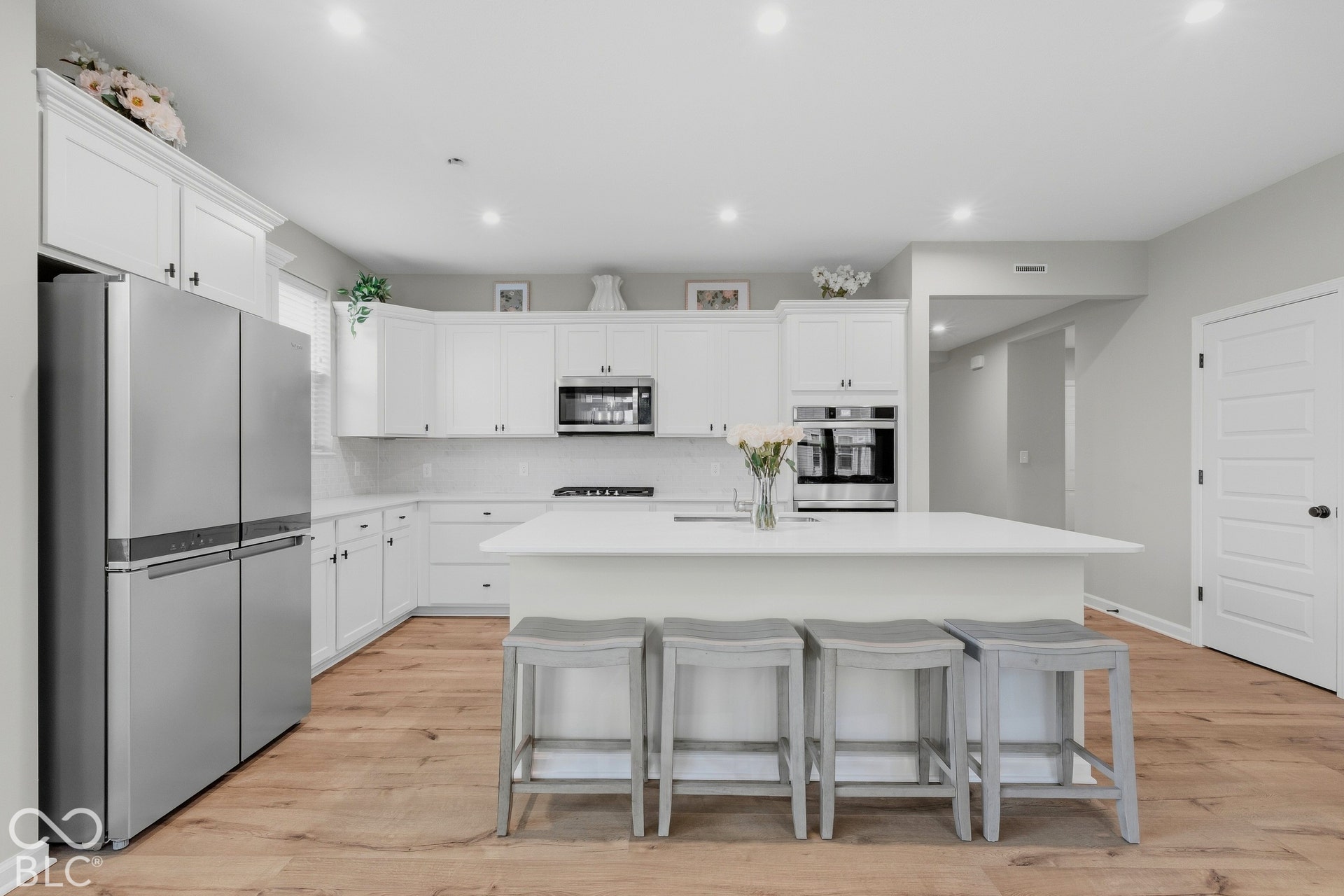 Kitchen island & Stainless appliances