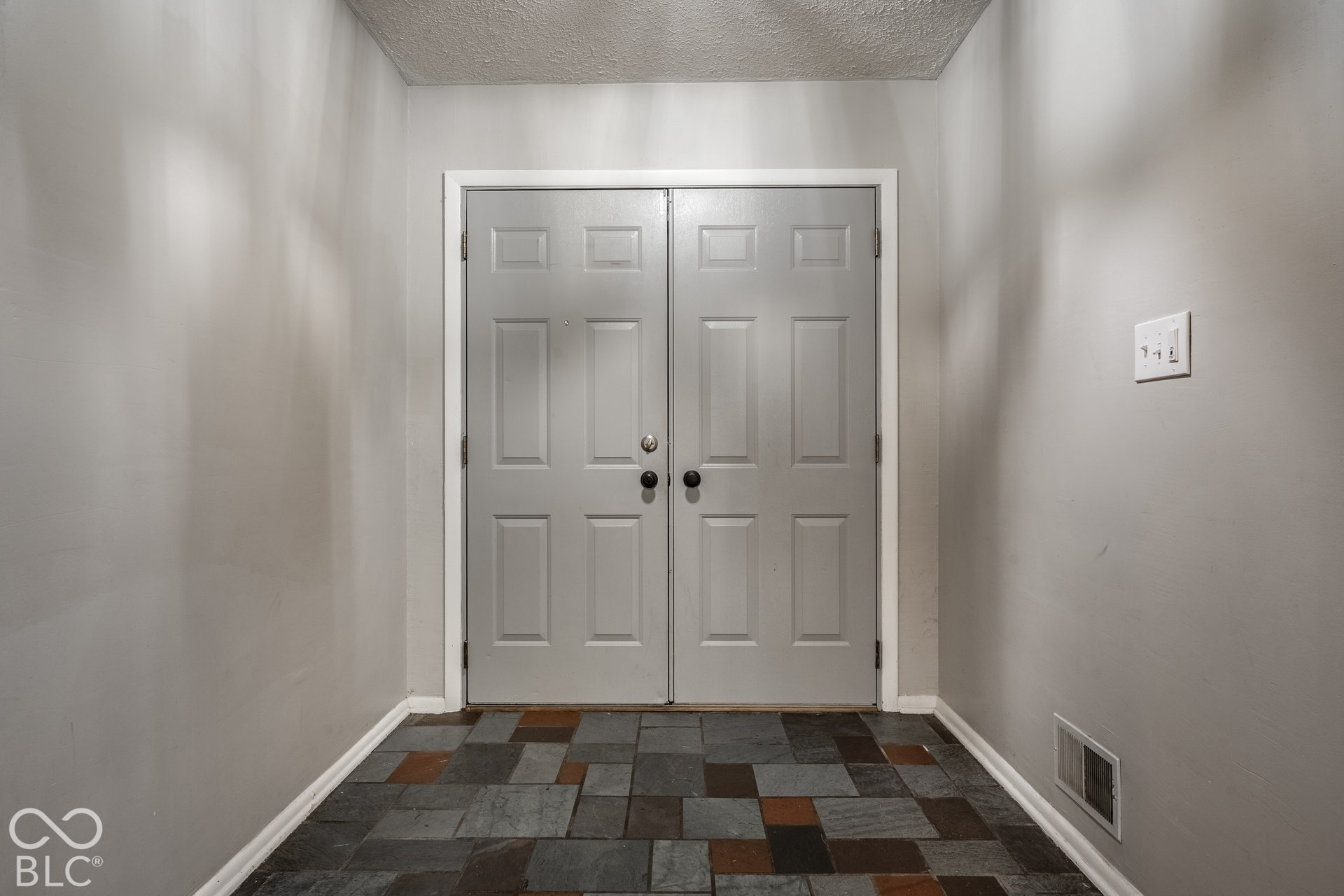 560 Golf Lane, Indianapolis, IN 46260