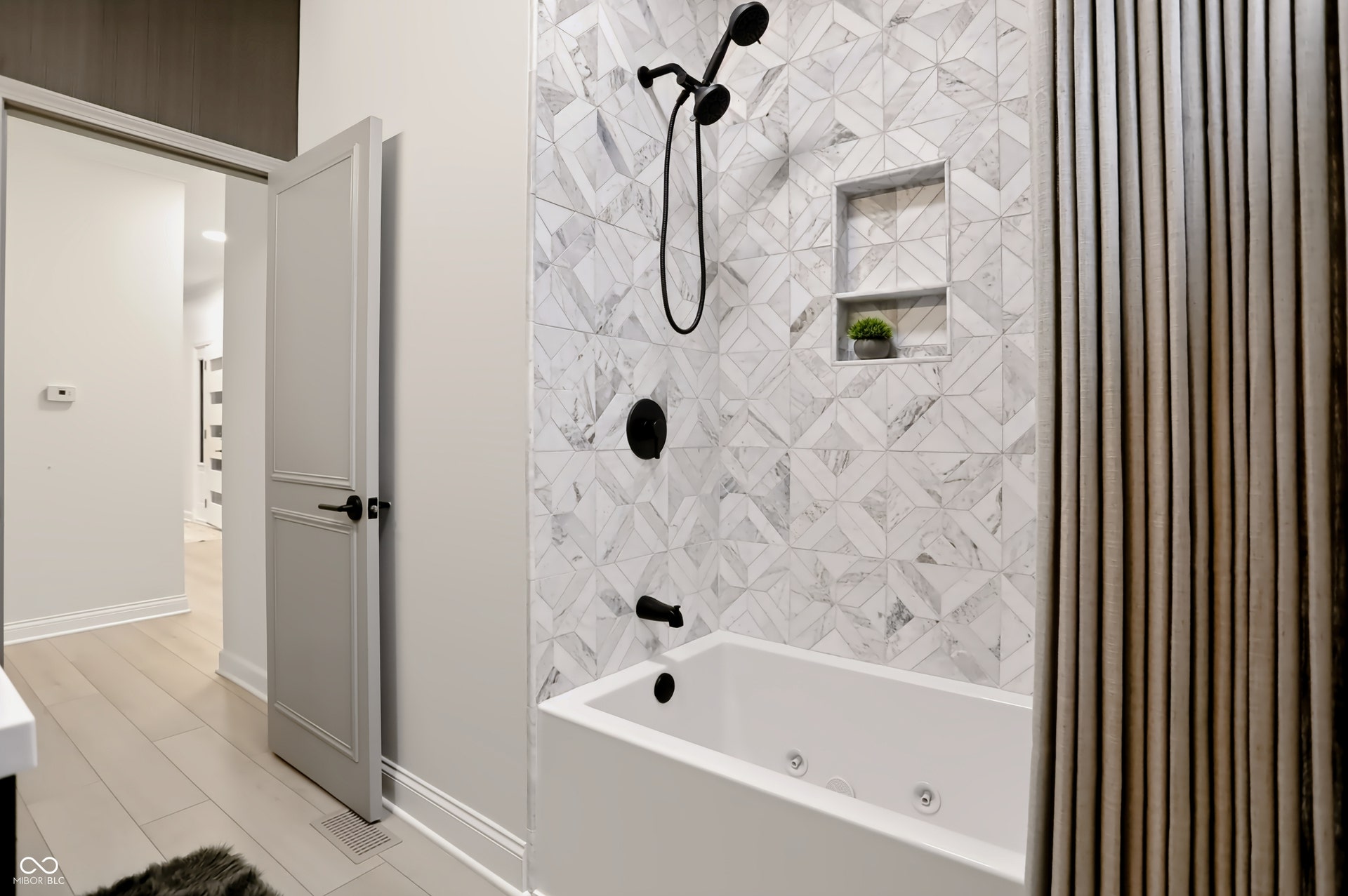 7405 Rooses Drive, Indianapolis, IN 46217 Soaking tub with integrated jets