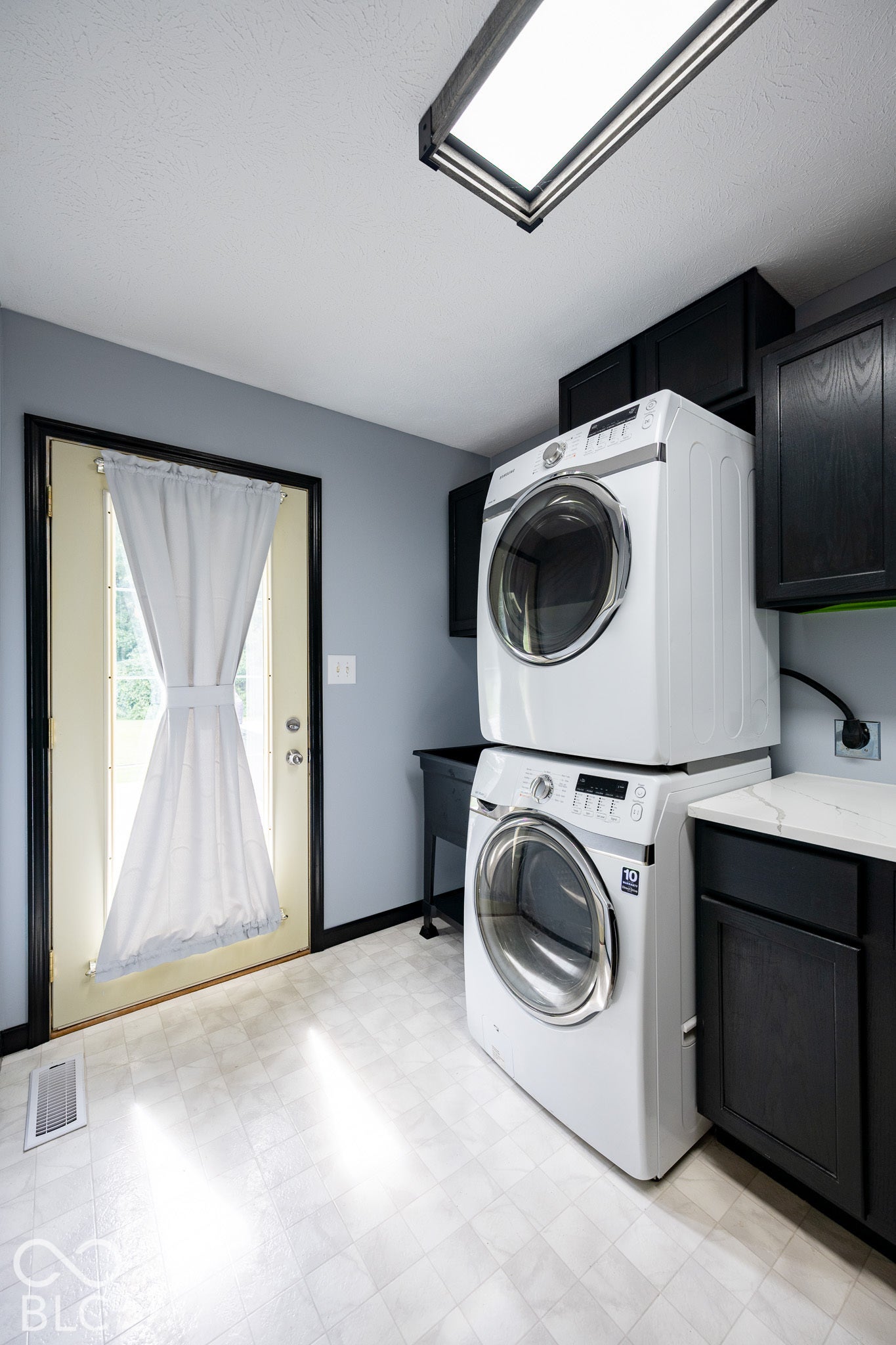 washer and dyer stay