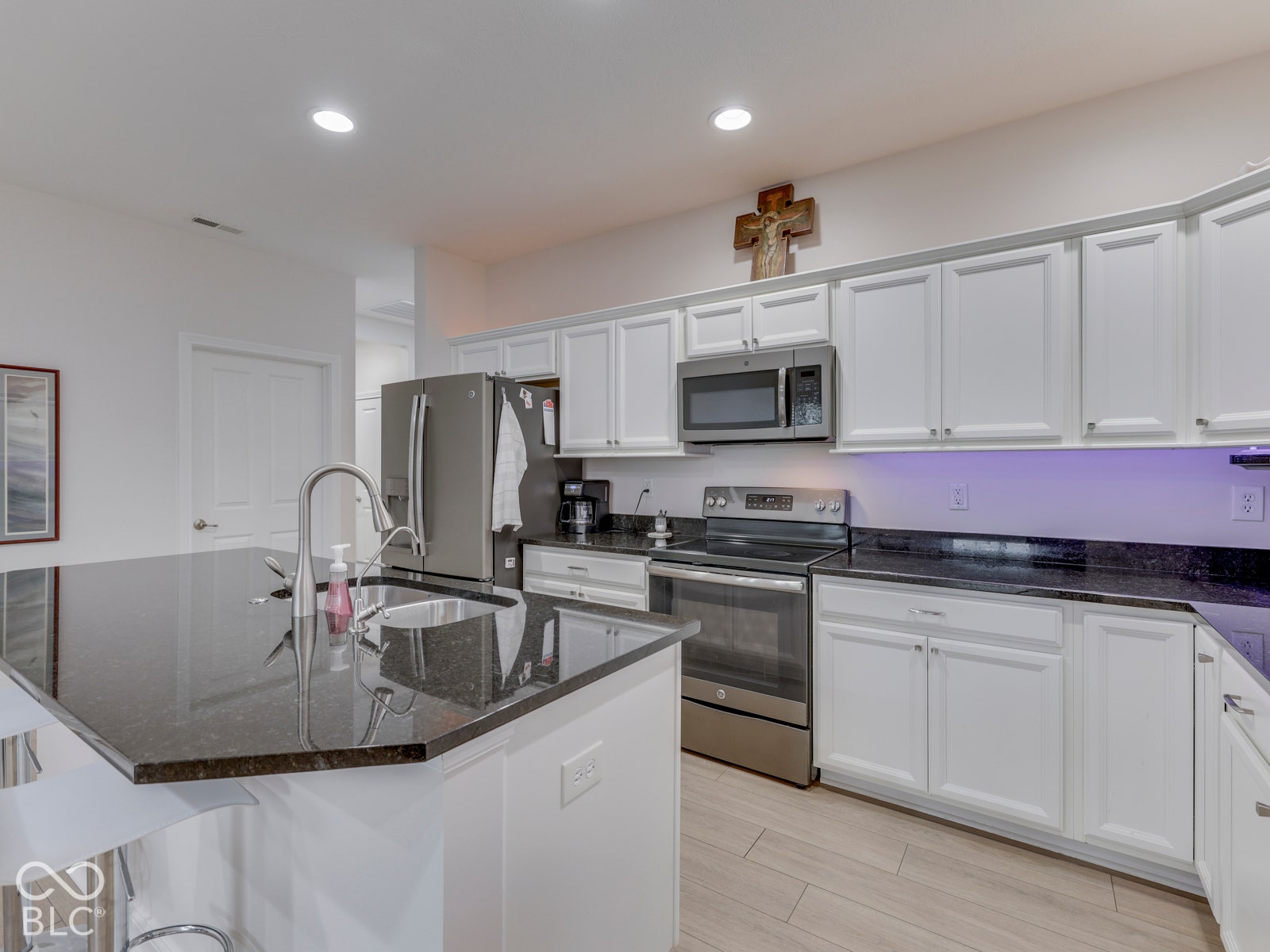 Bright natural lighting including ambient under cabinet lighting