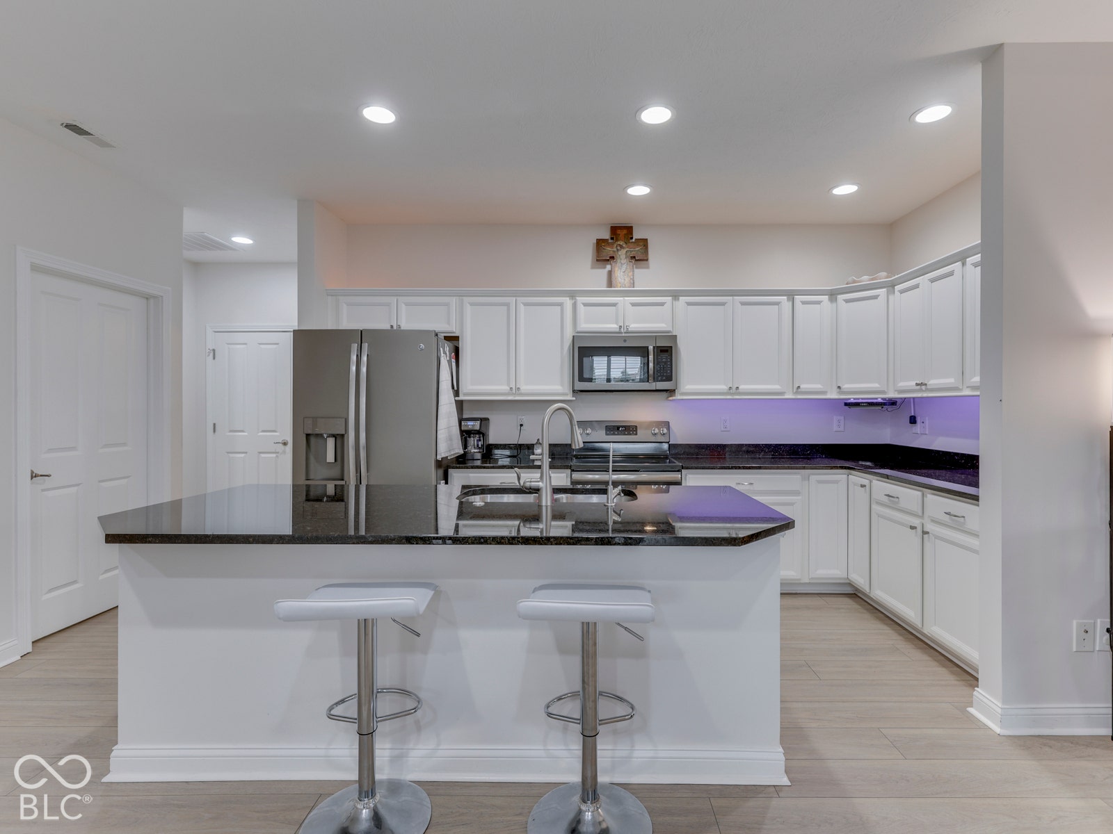 Spacious kitchen, granite countertops w/ seating, SS appliances