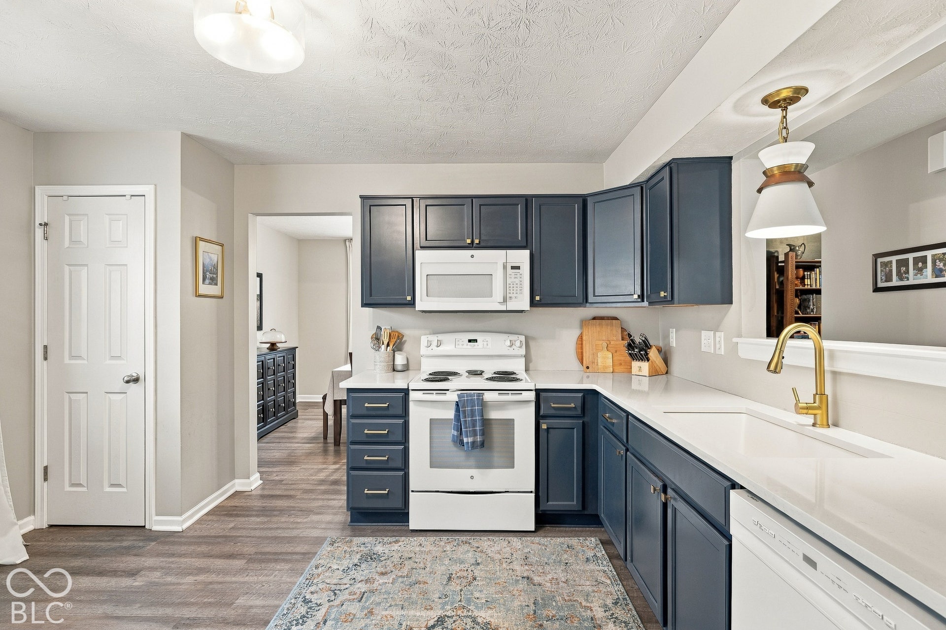 Large eat-in kitchen