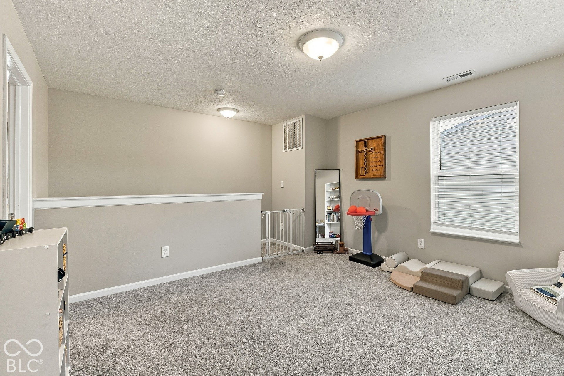 Additional living space in upper loft
