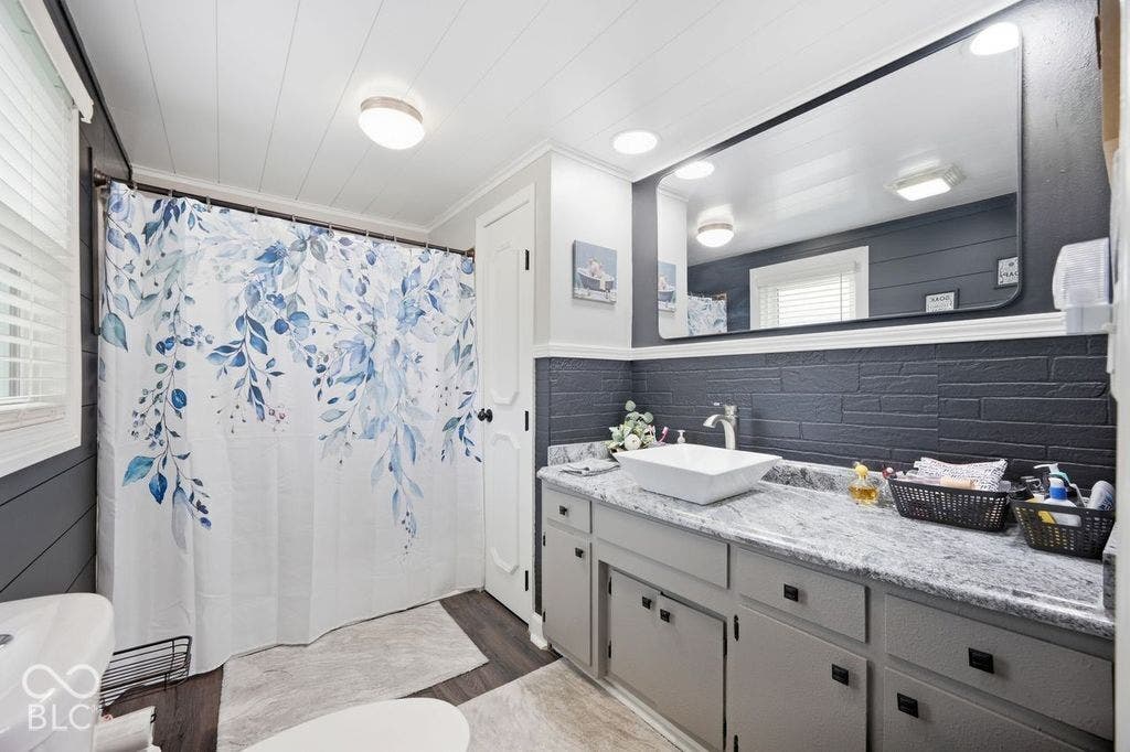 1st Floor Full Bathroom