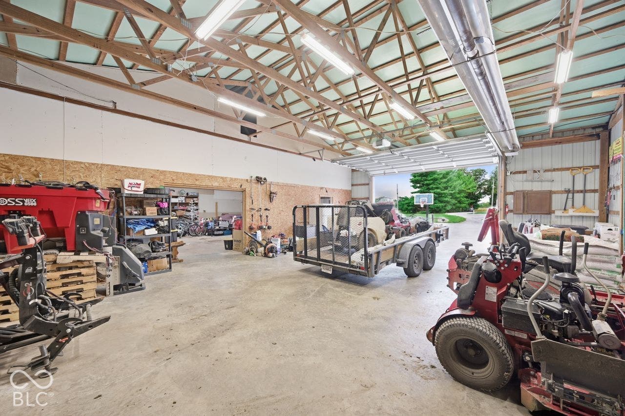 Main Area in Workshop w/ Concrete Floors