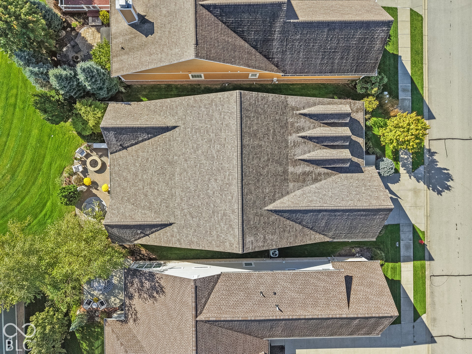 Virtually Altered - Expansive backyard with a manicured lawn and mature landscaping