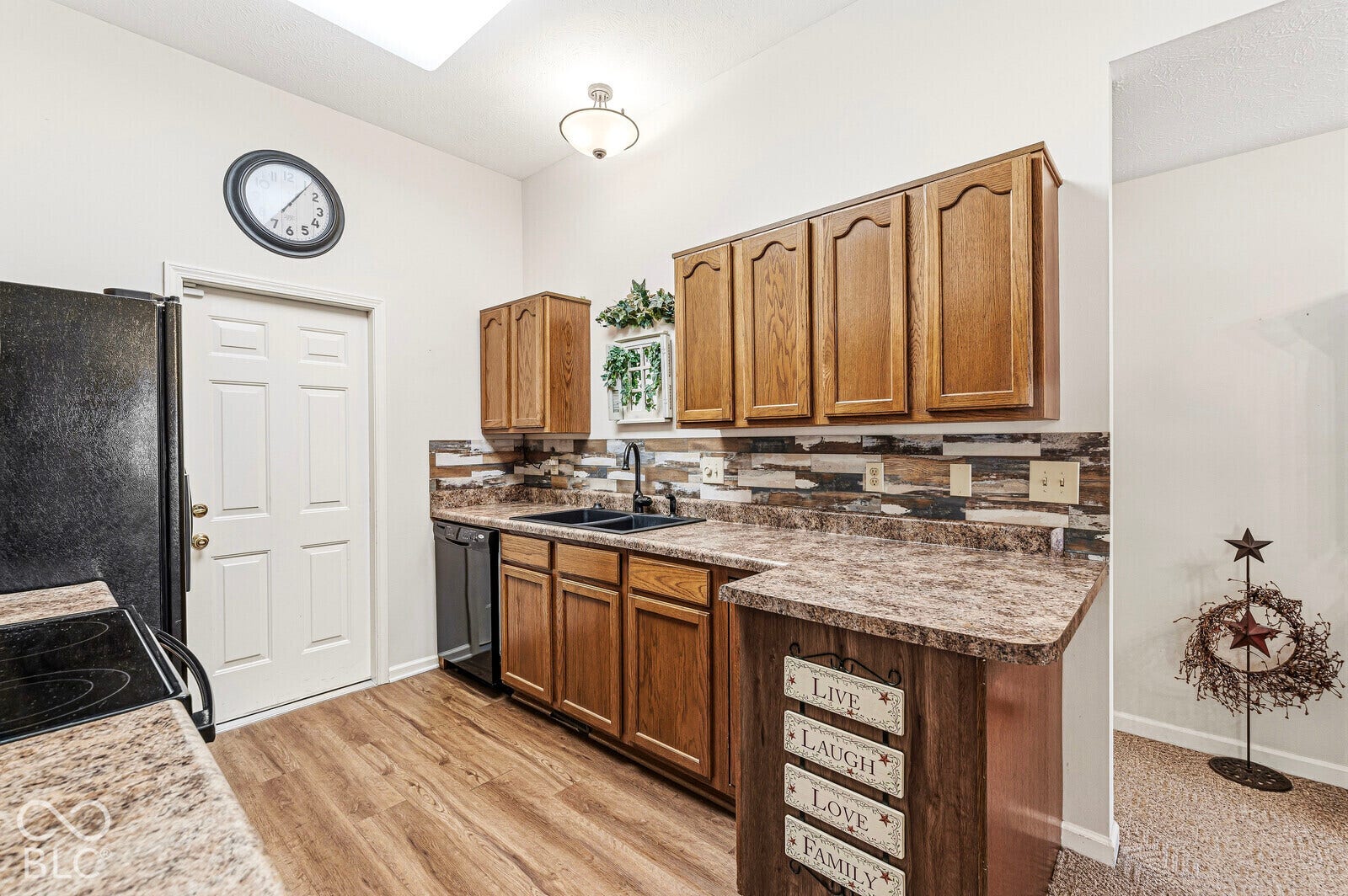 Wood-finish flooring with a multi-tone backsplash