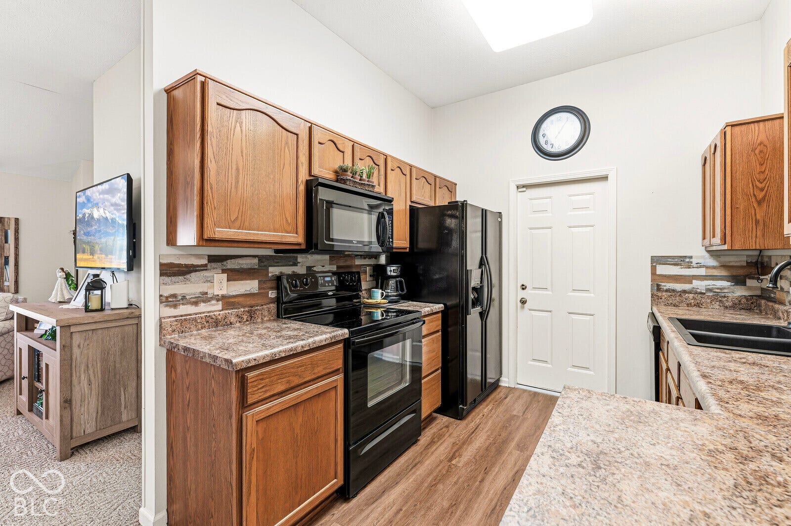 Galley-style kitchen - all kitchen appliances included, direct access to the 2-car garage - wide step for someone with mobility issues