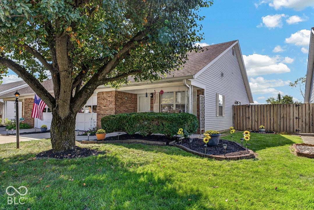 1035 Ina Circle, Franklin, IN 46131 BEAUTIFUL FRONT YARD, FENCED IN PATIO