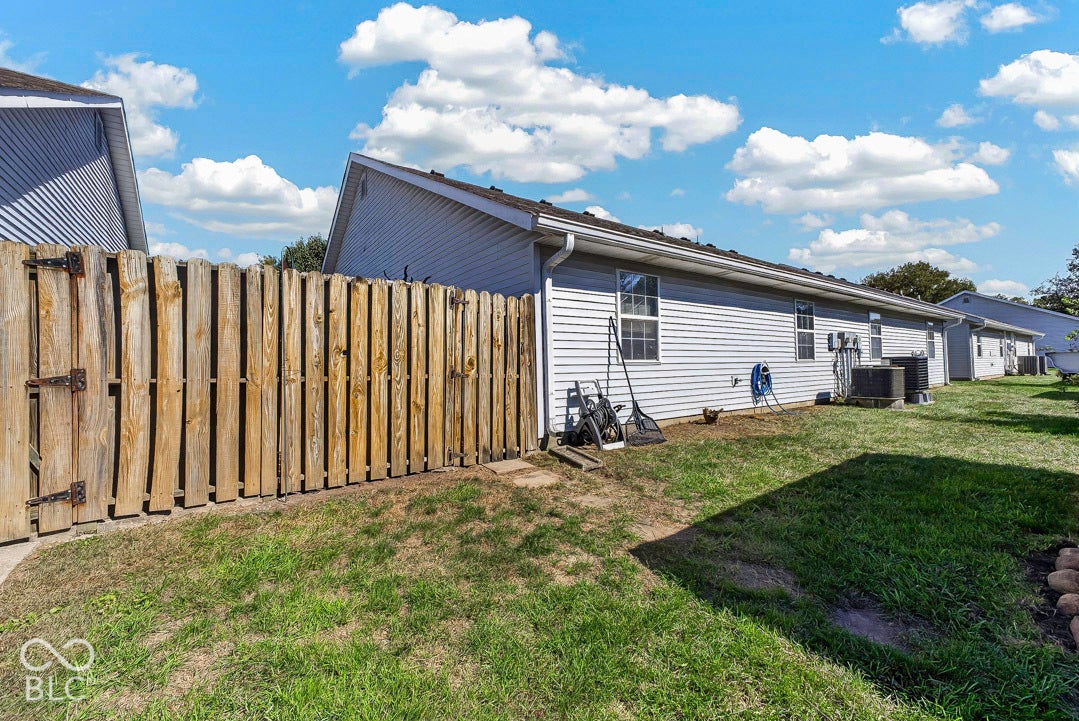 1035 Ina Circle, Franklin, IN 46131 Yard