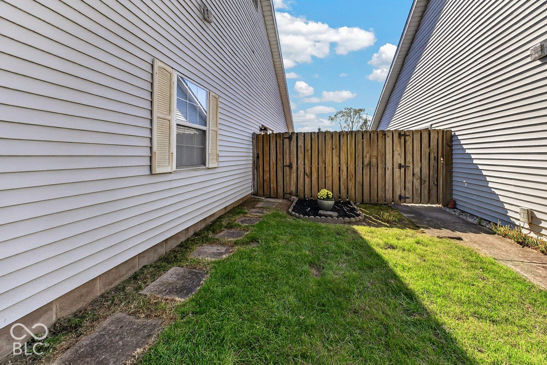 1035 Ina Circle, Franklin, IN 46131 SIDE YARD OPENS TO PATIO