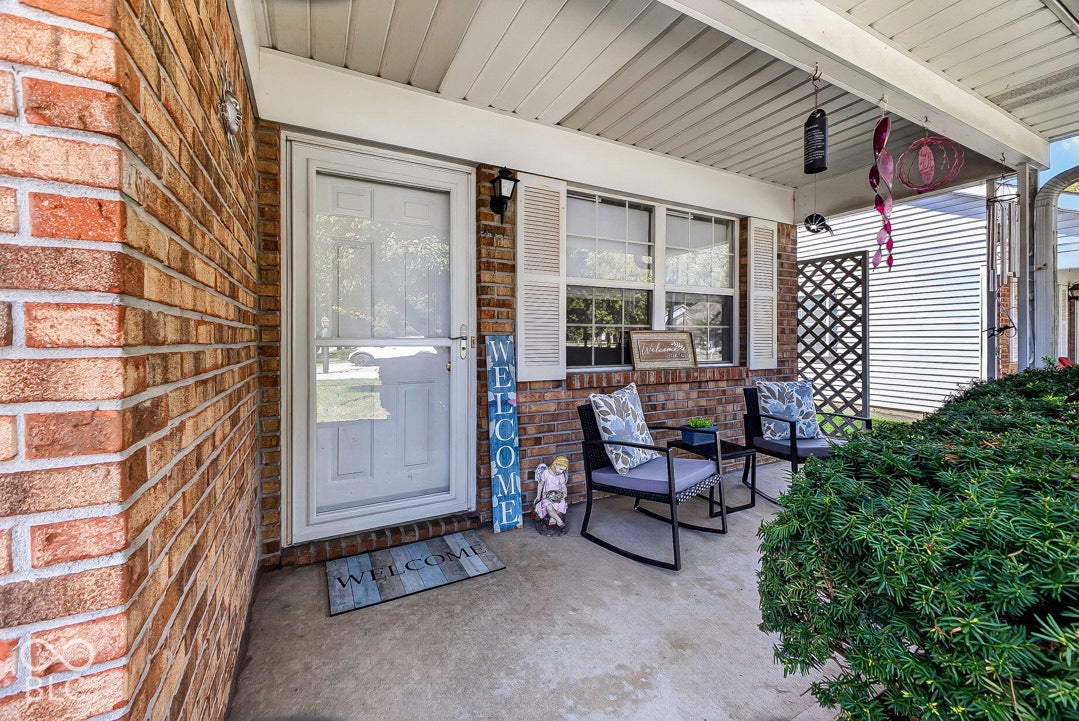 1035 Ina Circle, Franklin, IN 46131 COVERED FRONT PORCH