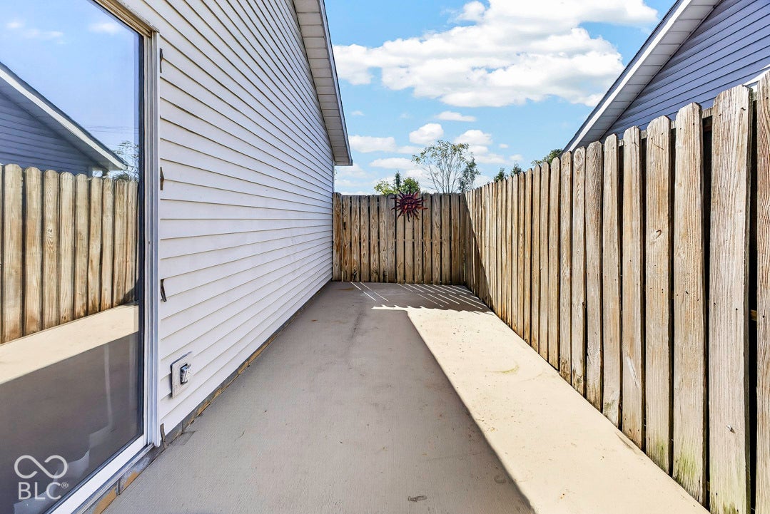1035 Ina Circle, Franklin, IN 46131 ENCLOSED PATIO