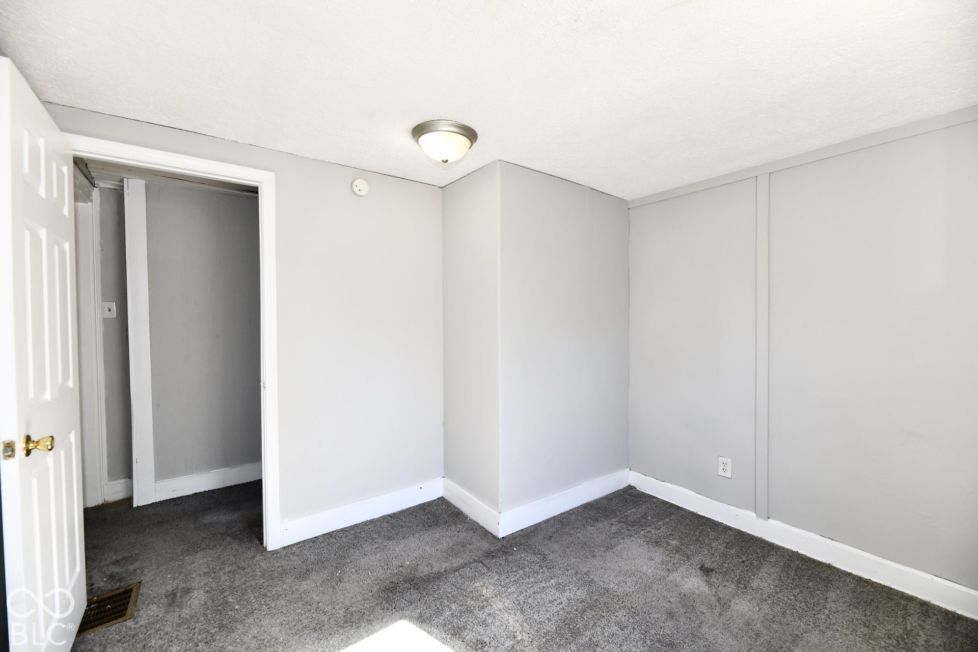Neutral wall paint