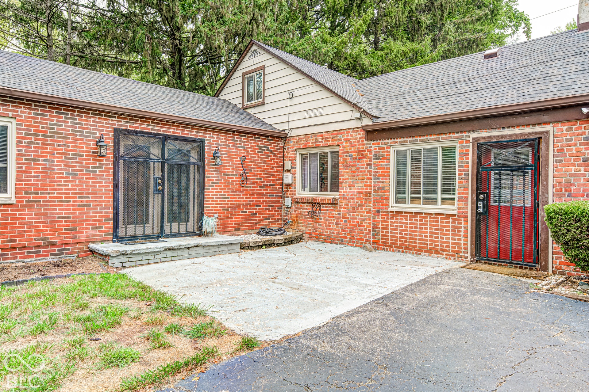 27 W Roberts Road, Indianapolis, IN 46217