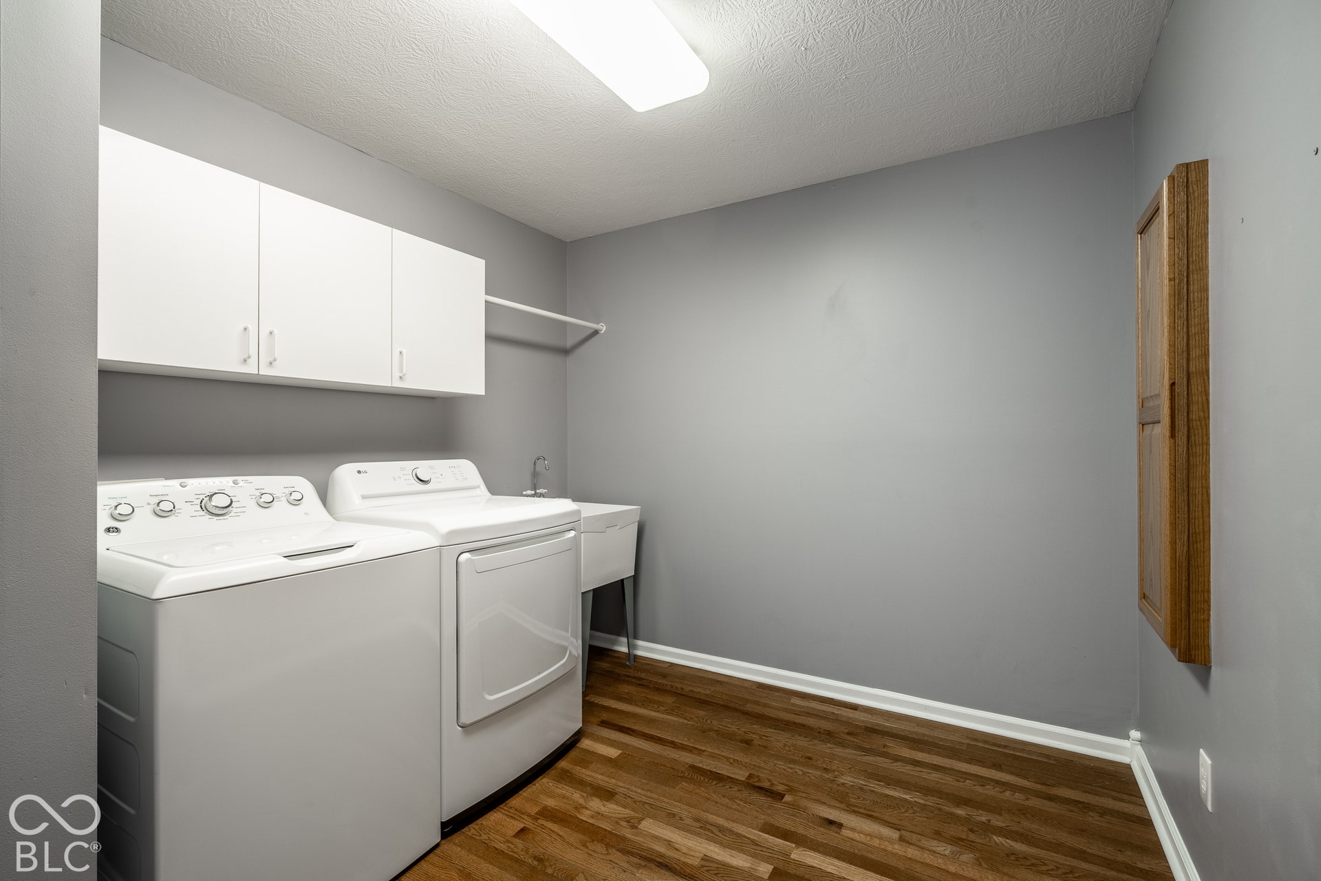 Wood flooring, new washer/dryer, utility sink