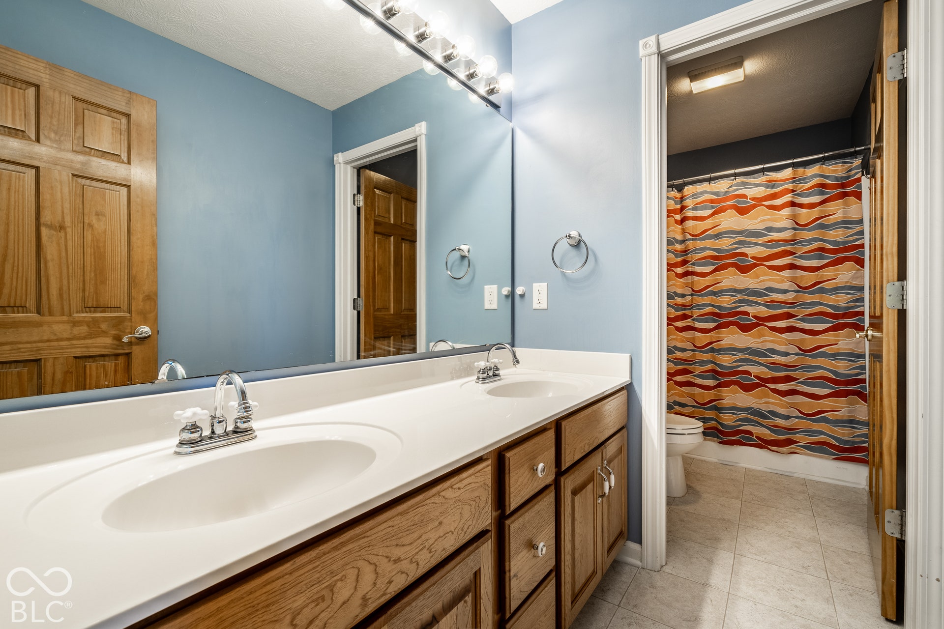 Upstairs full bathroom with tub/shower, dual vanity