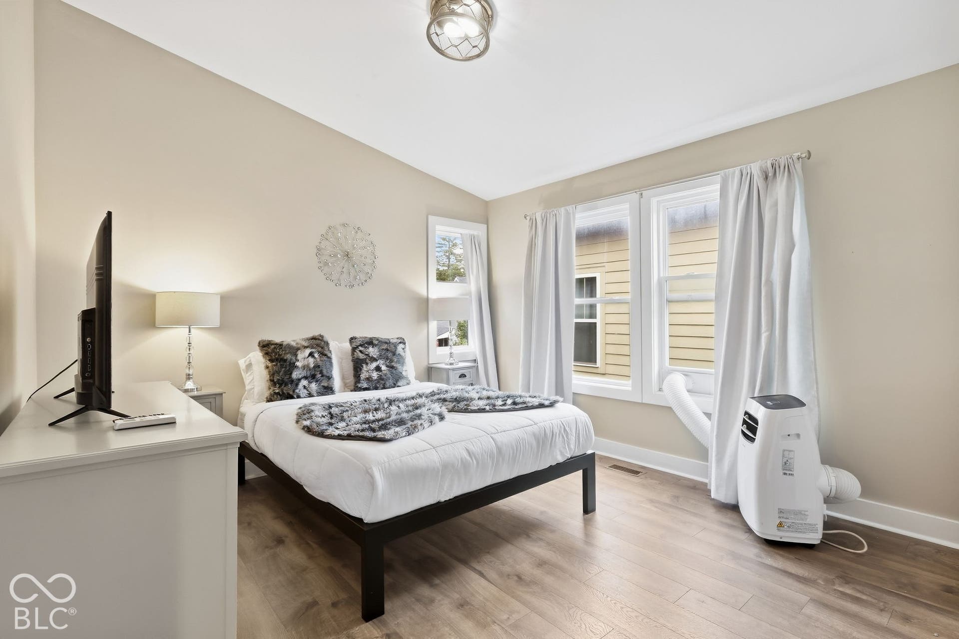 Wood-finish flooring with neutral wall paint