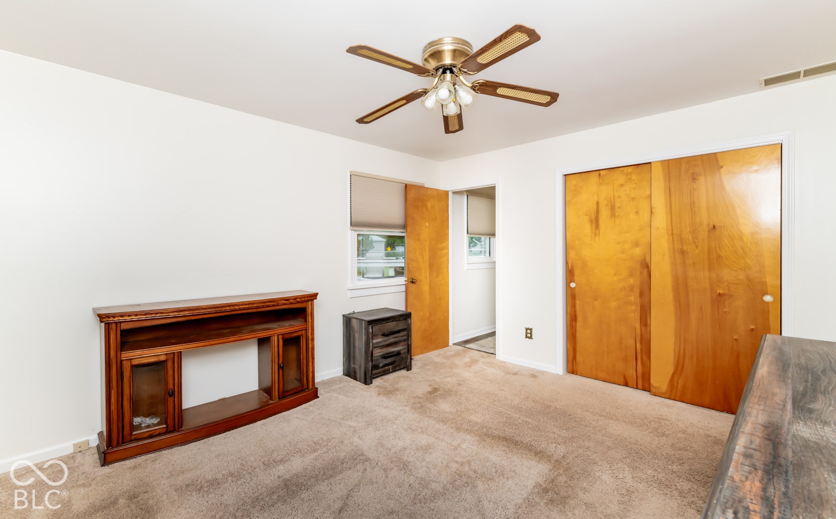 Ceiling fan with integrated lighting