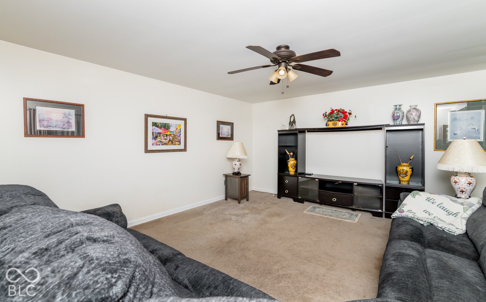 Ceiling fan with integrated lighting