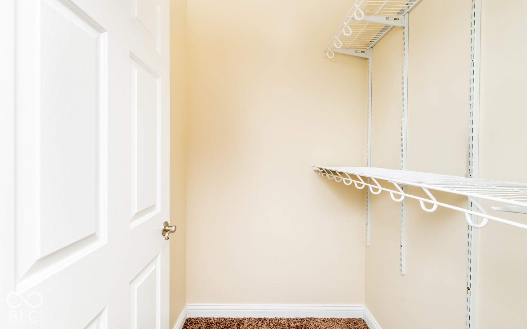 Adjustable wire shelving system
