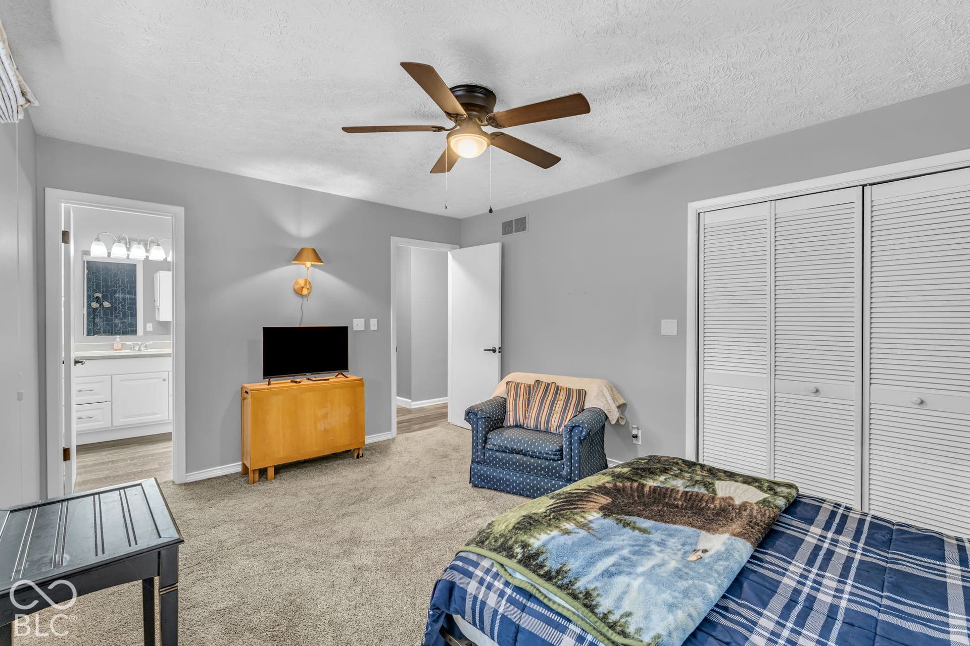 Ceiling fan with integrated lighting