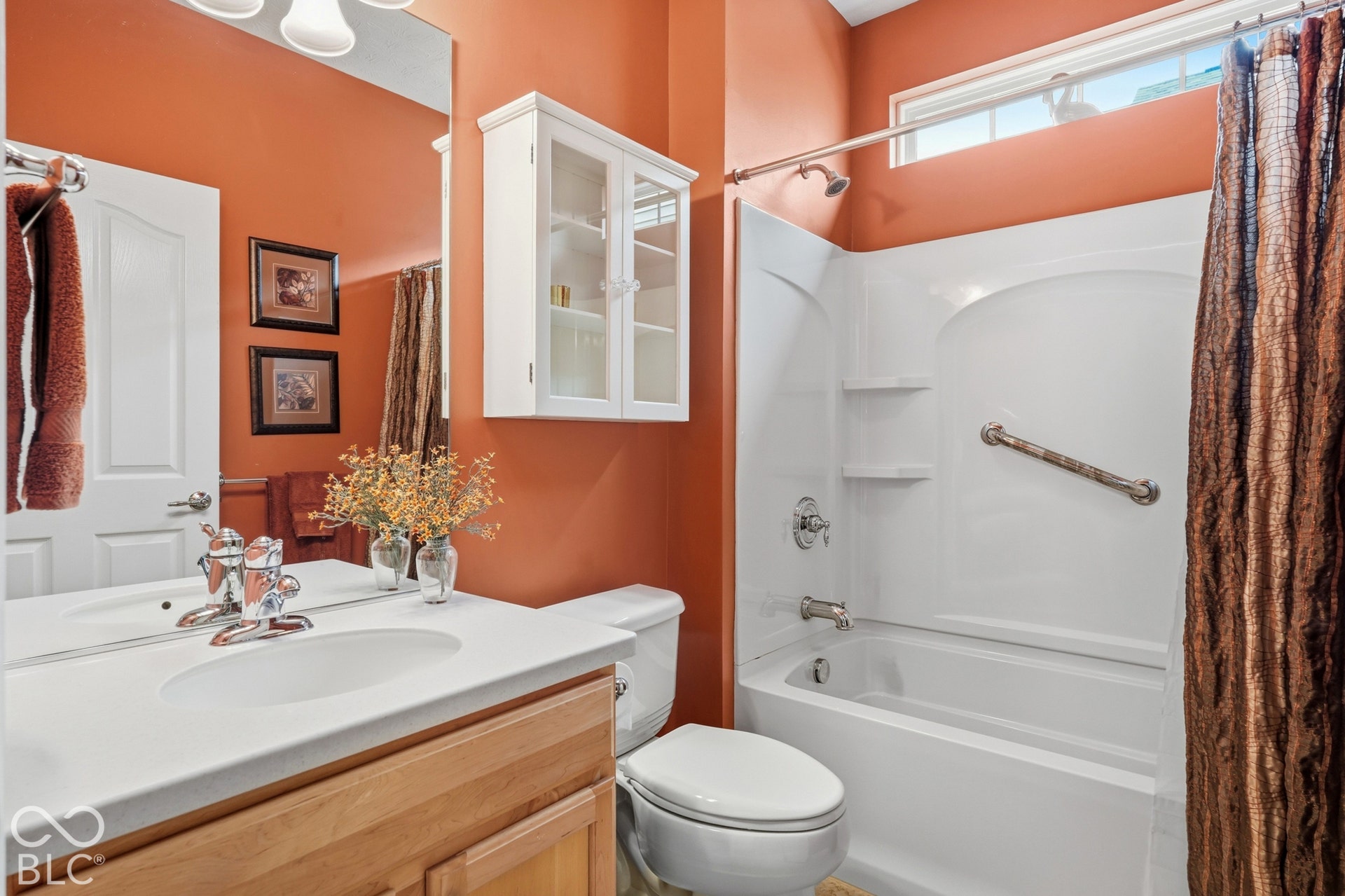 The cheerful second bathoom.
