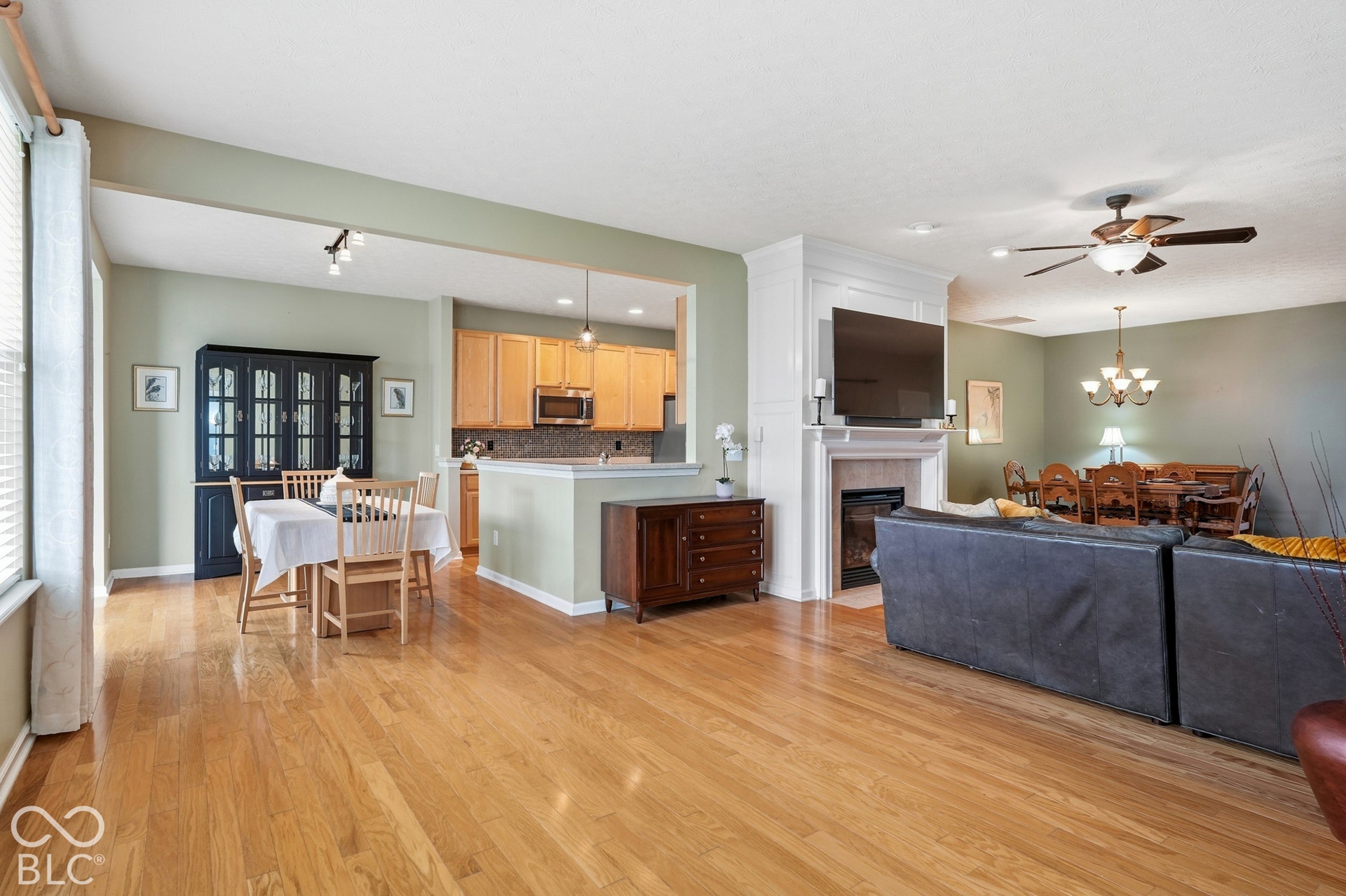 leading to the casual dining area.
