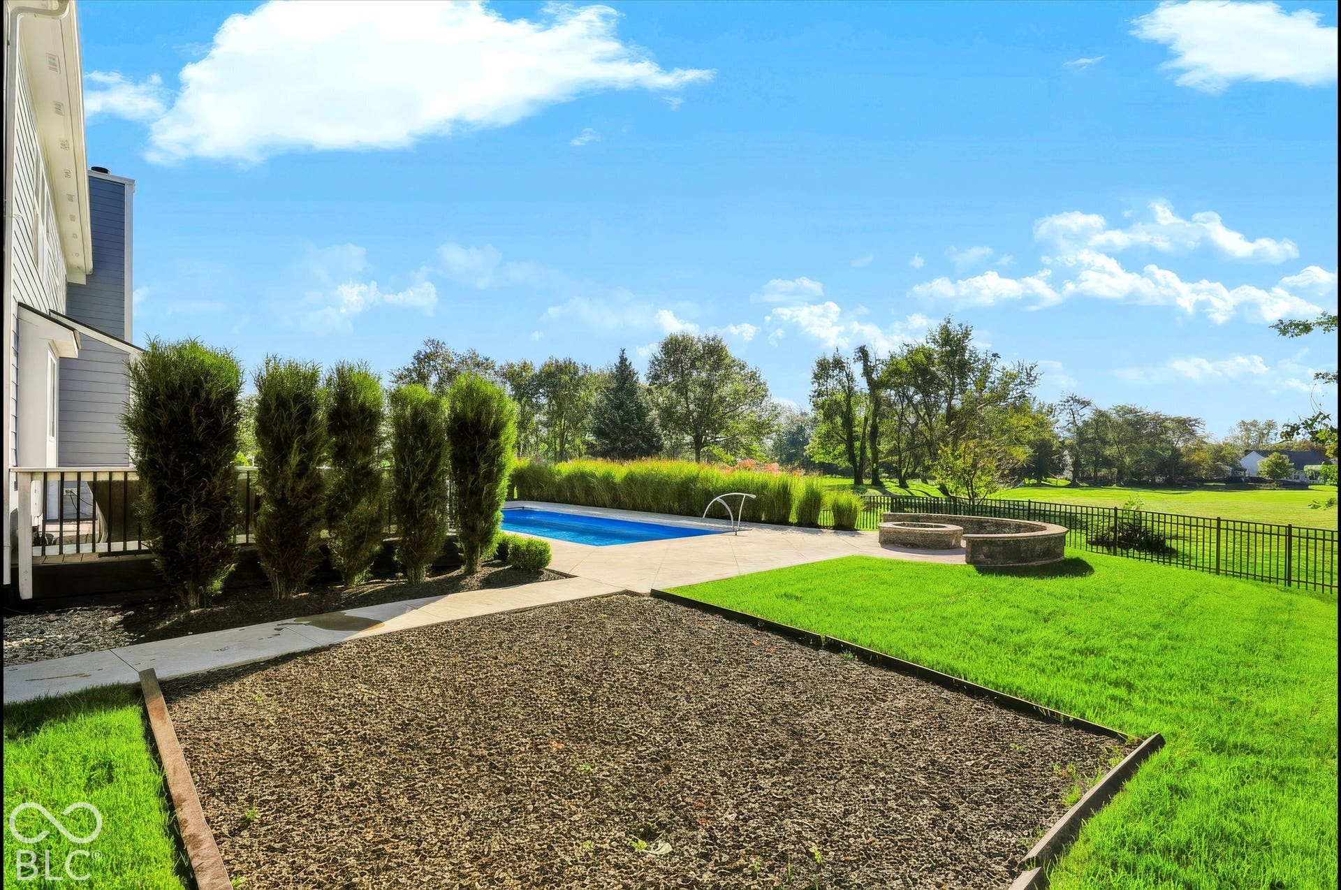 This area has many possibilities. Place a trampoline, or make this space into the garden of your dreams!